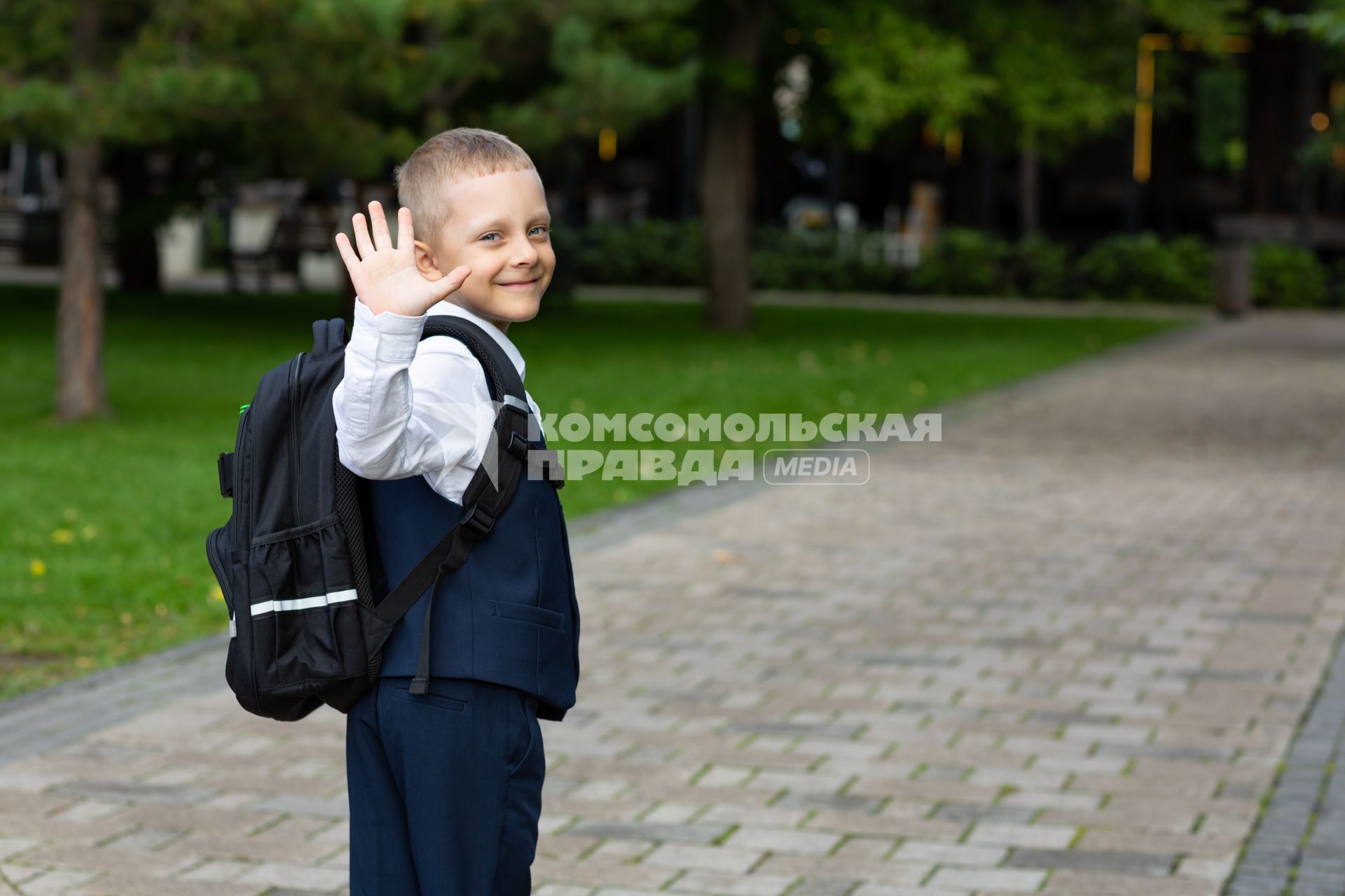 Первоклассник идёт в школу