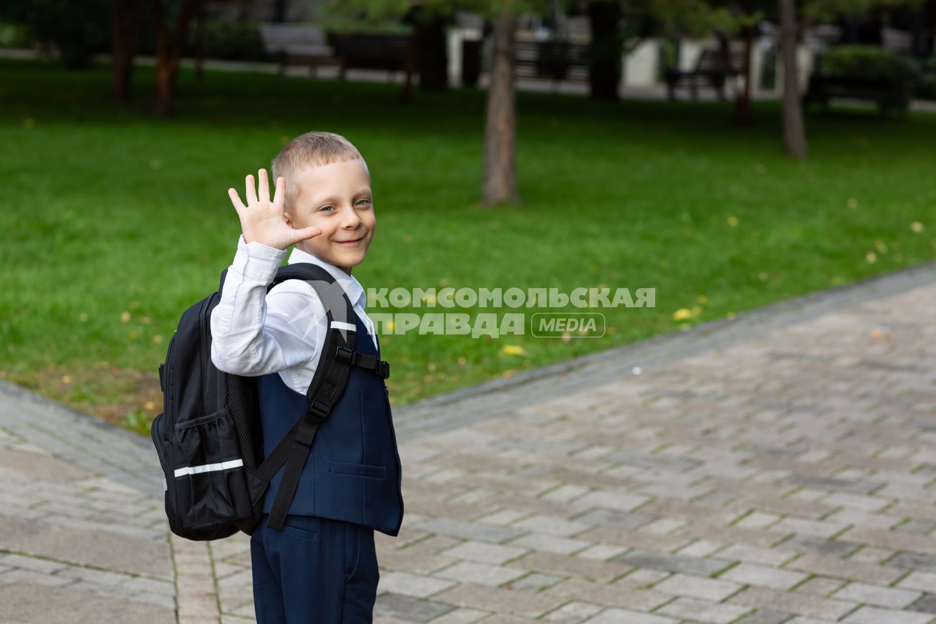 Первоклассник идёт в школу
