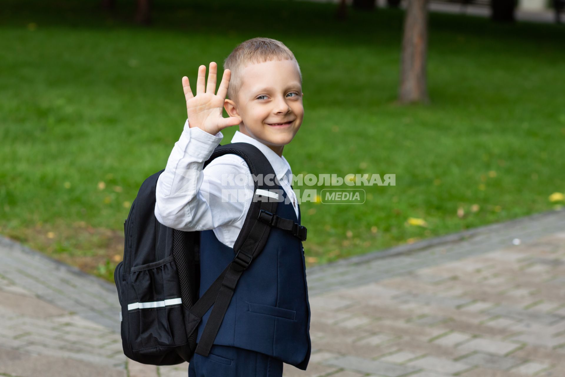 Первоклассник идёт в школу