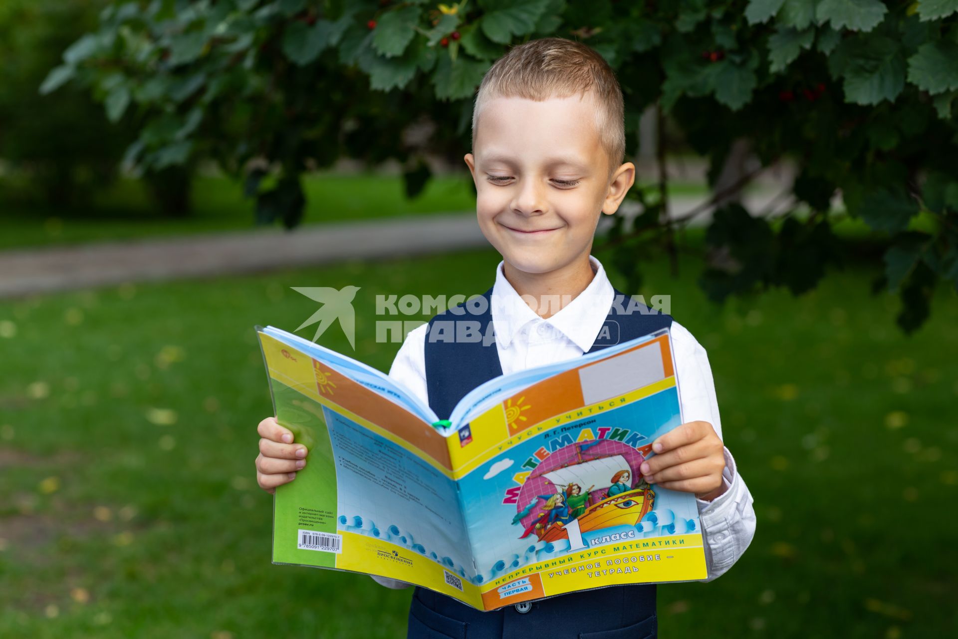 Первоклассник идёт в школу
