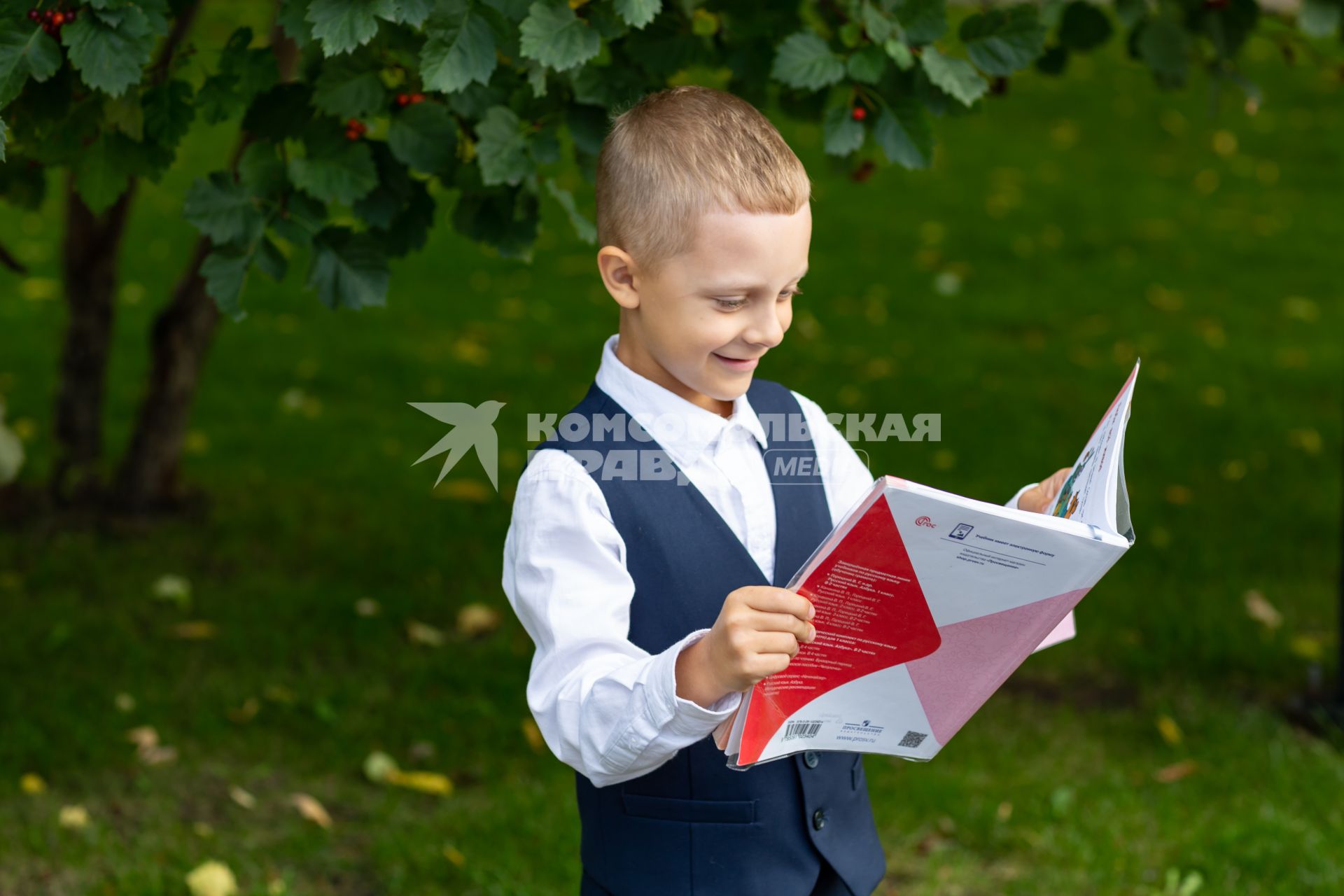 Первоклассник идёт в школу