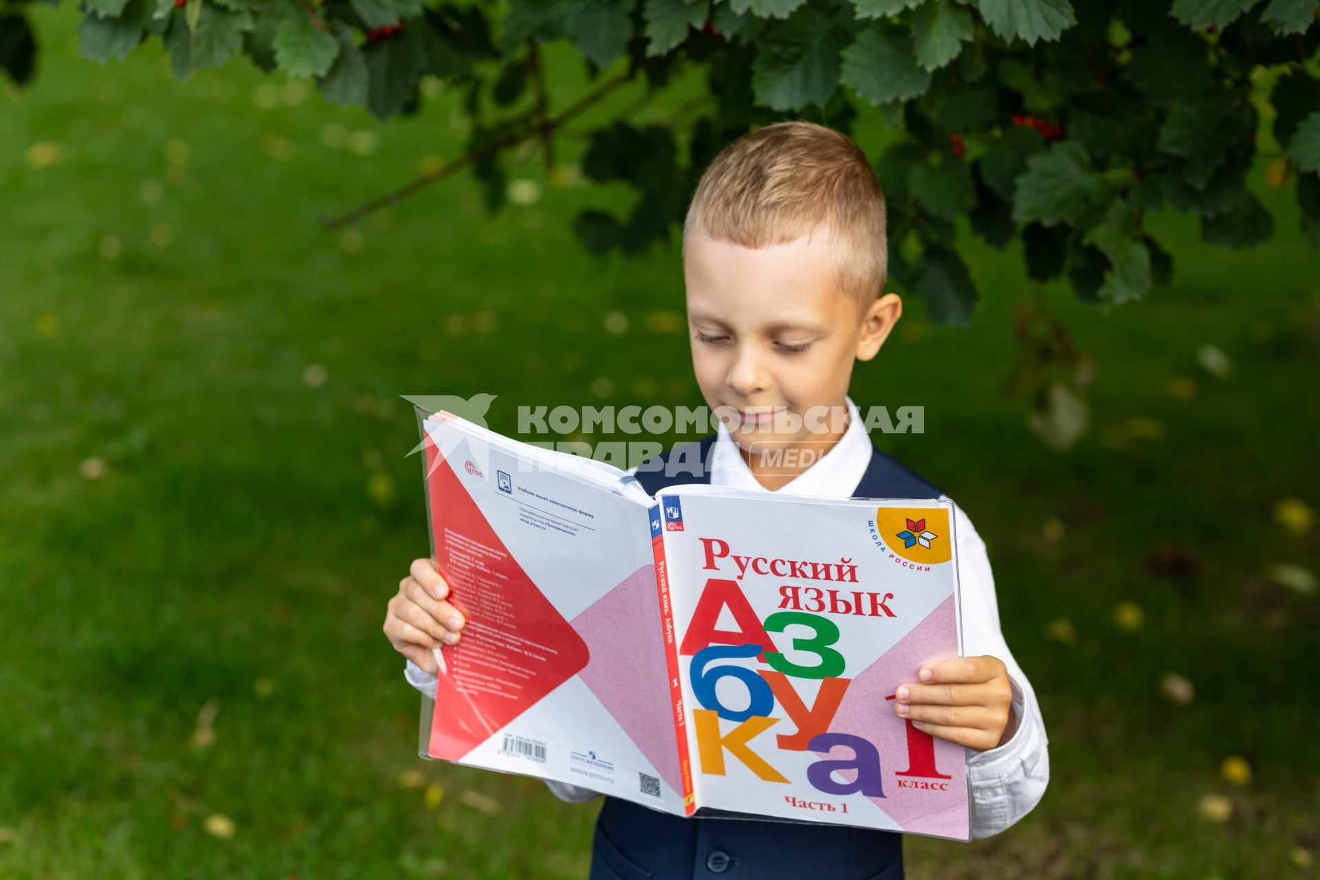 Первоклассник идёт в школу