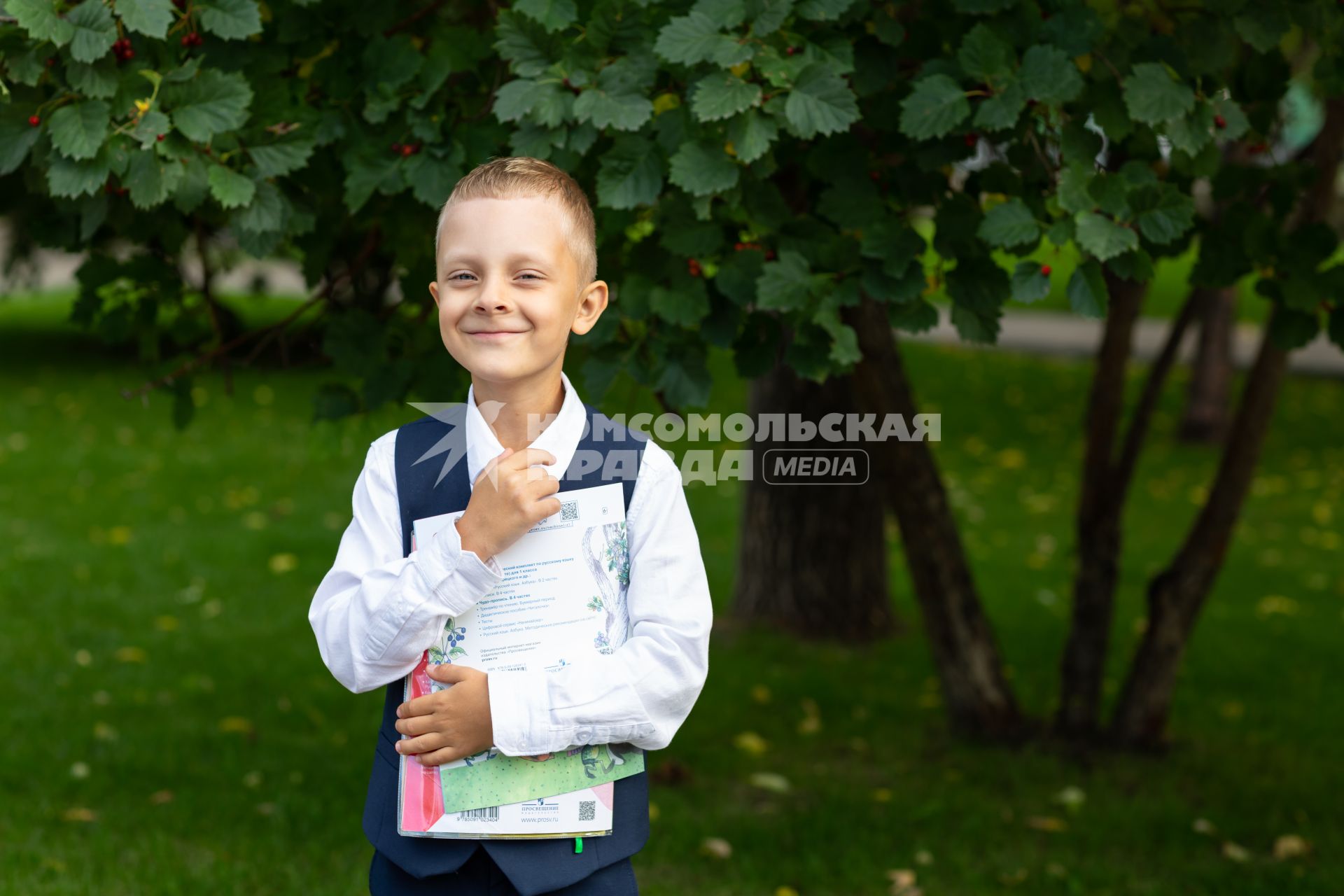 Первоклассник идёт в школу