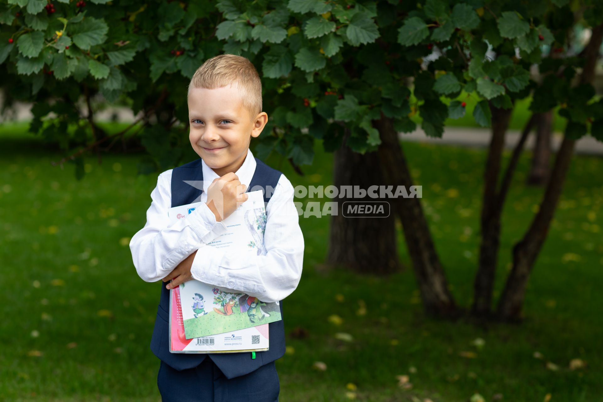 Первоклассник идёт в школу
