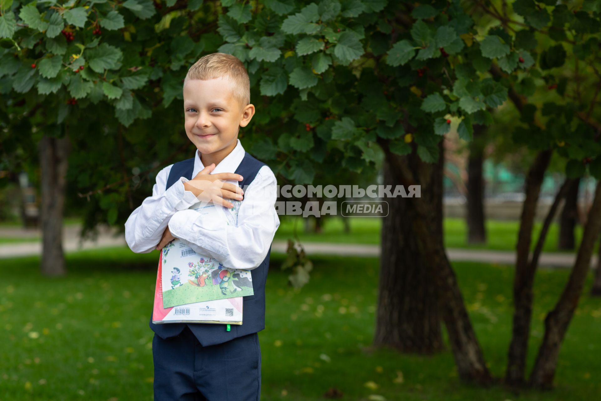 Первоклассник идёт в школу