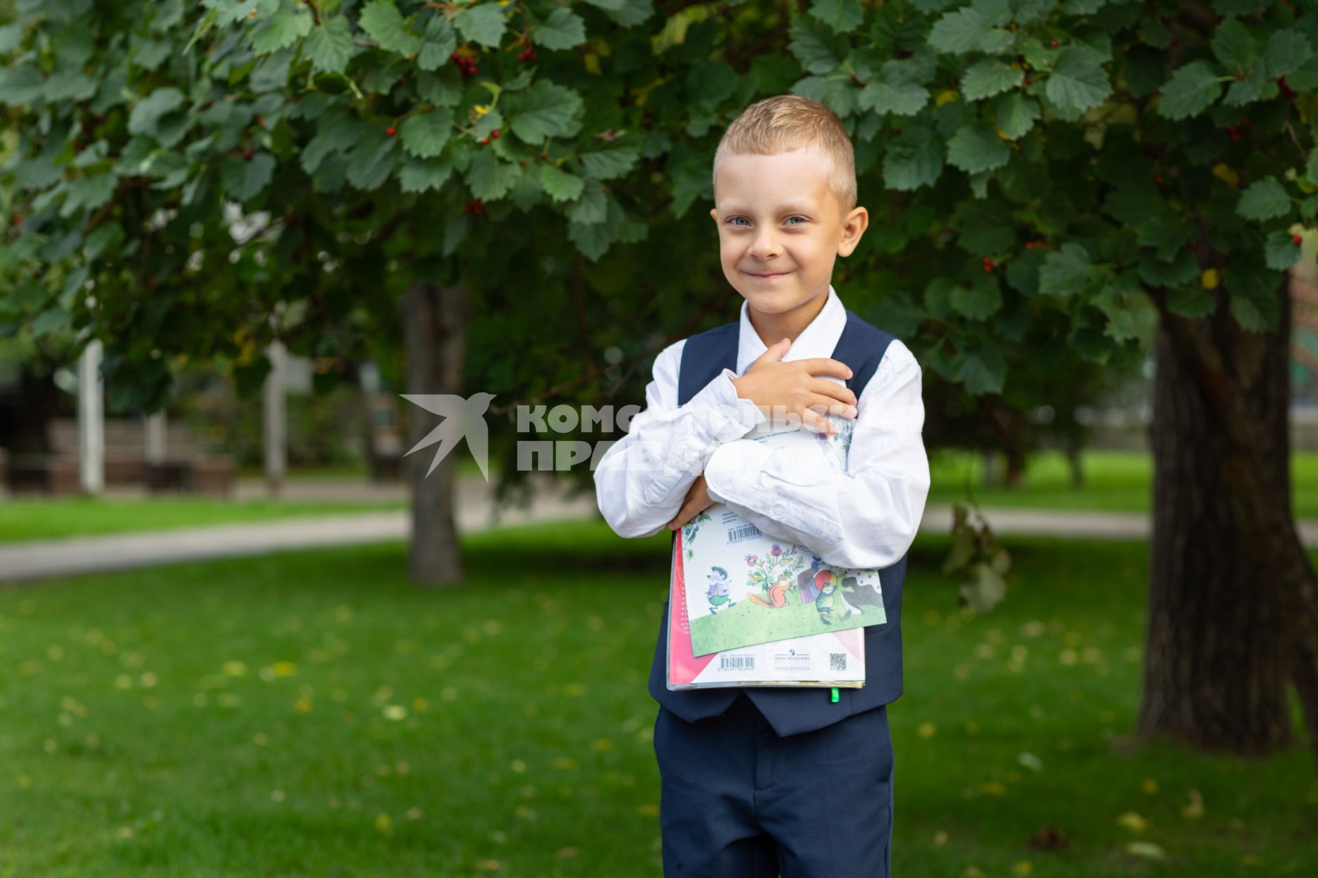 Первоклассник идёт в школу