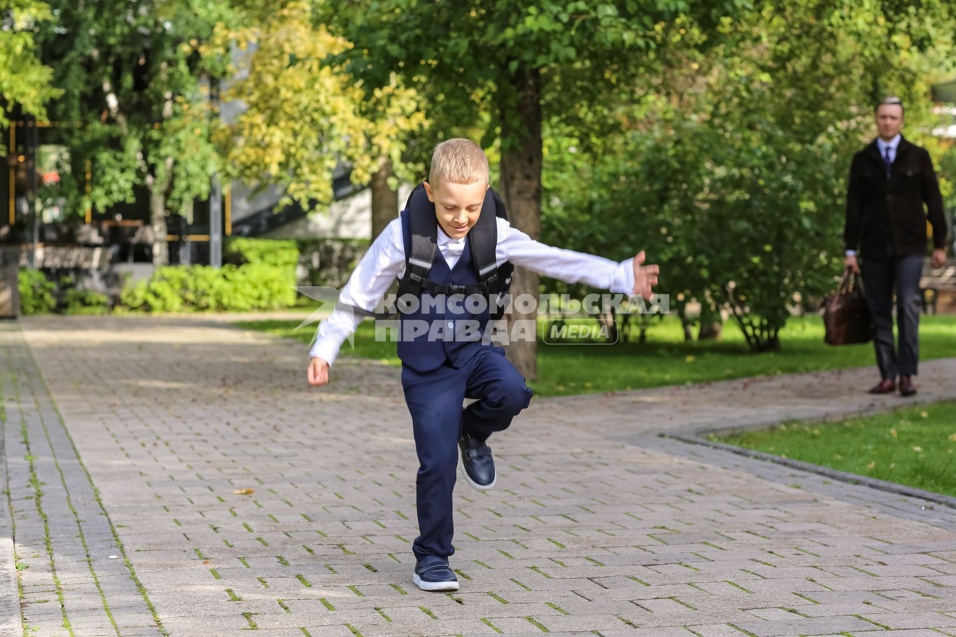 Первоклассник идёт в школу