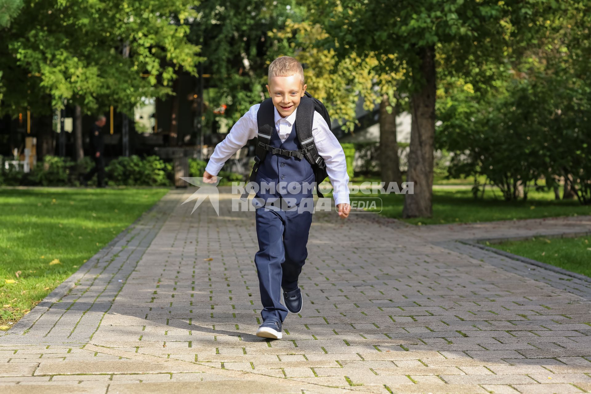 Первоклассник идёт в школу