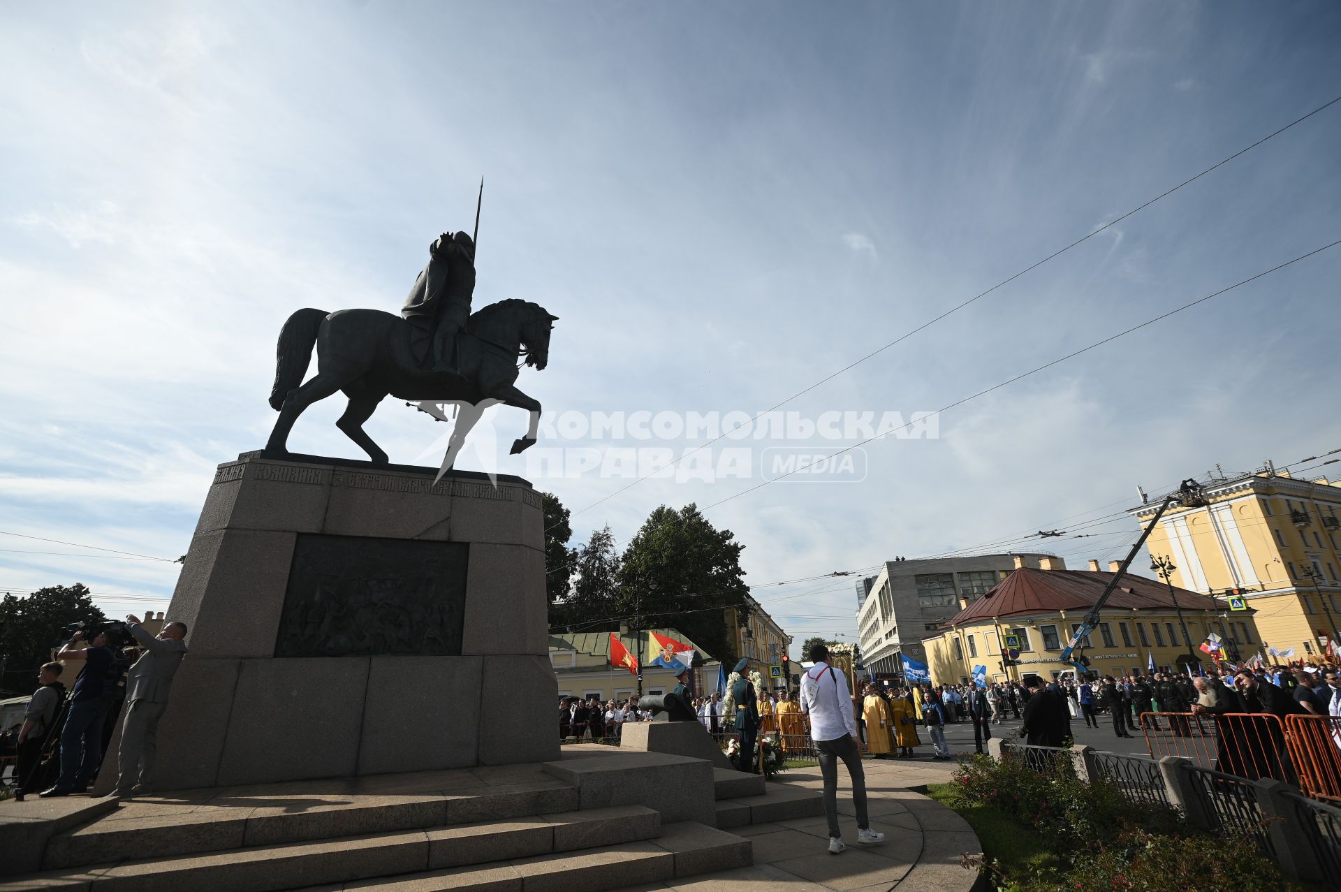Водный крестный ход от крепости Орешек в Санкст-Петербург