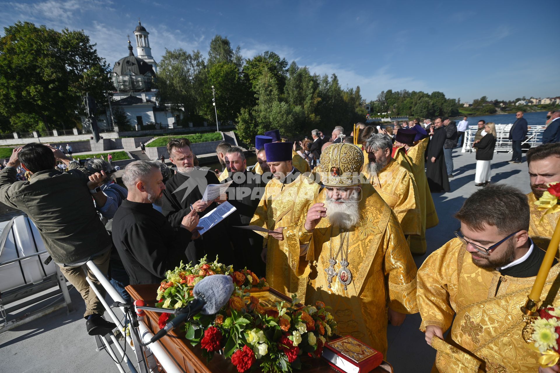 Водный крестный ход от крепости Орешек в Санкст-Петербург