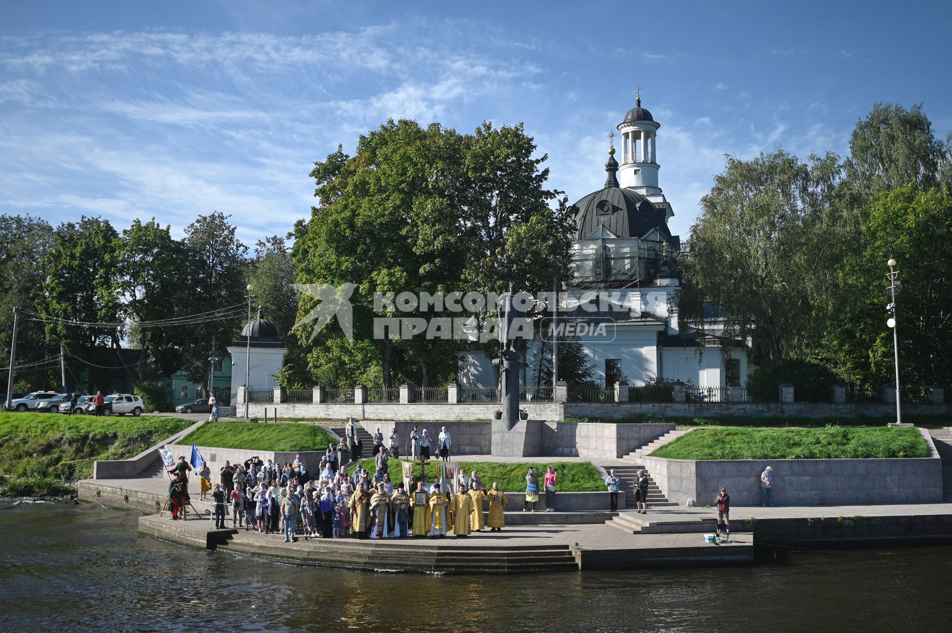 Водный крестный ход от крепости Орешек в Санкст-Петербург