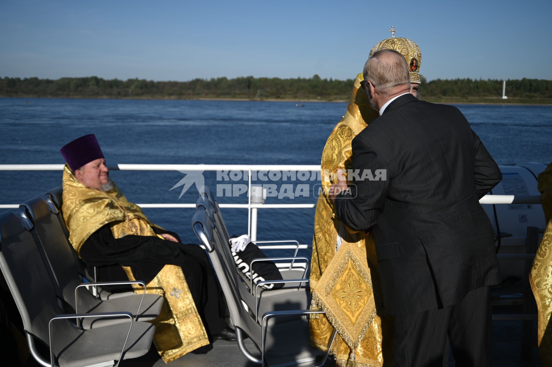 Водный крестный ход от крепости Орешек в Санкст-Петербург