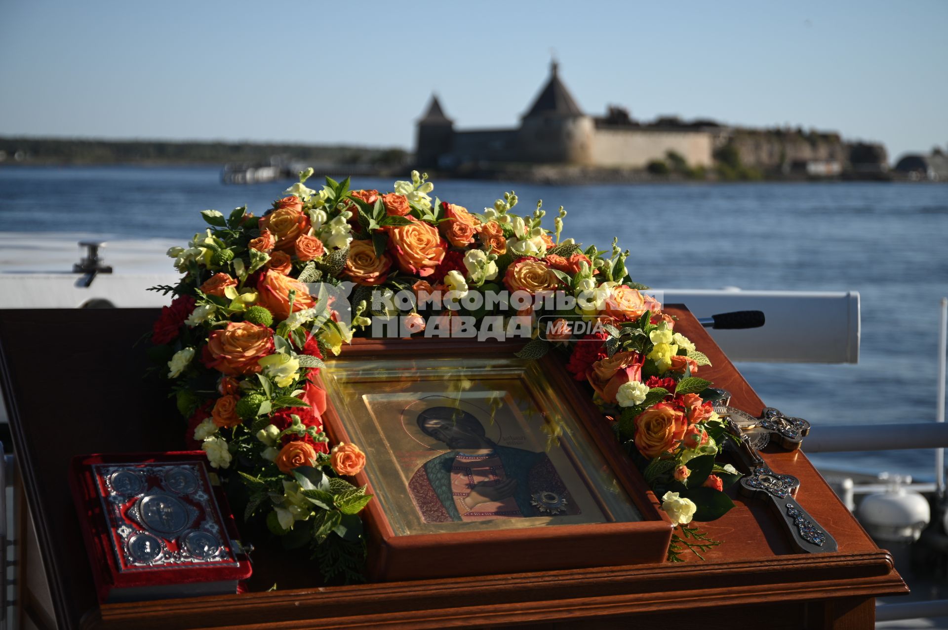 Водный крестный ход от крепости Орешек в Санкст-Петербург