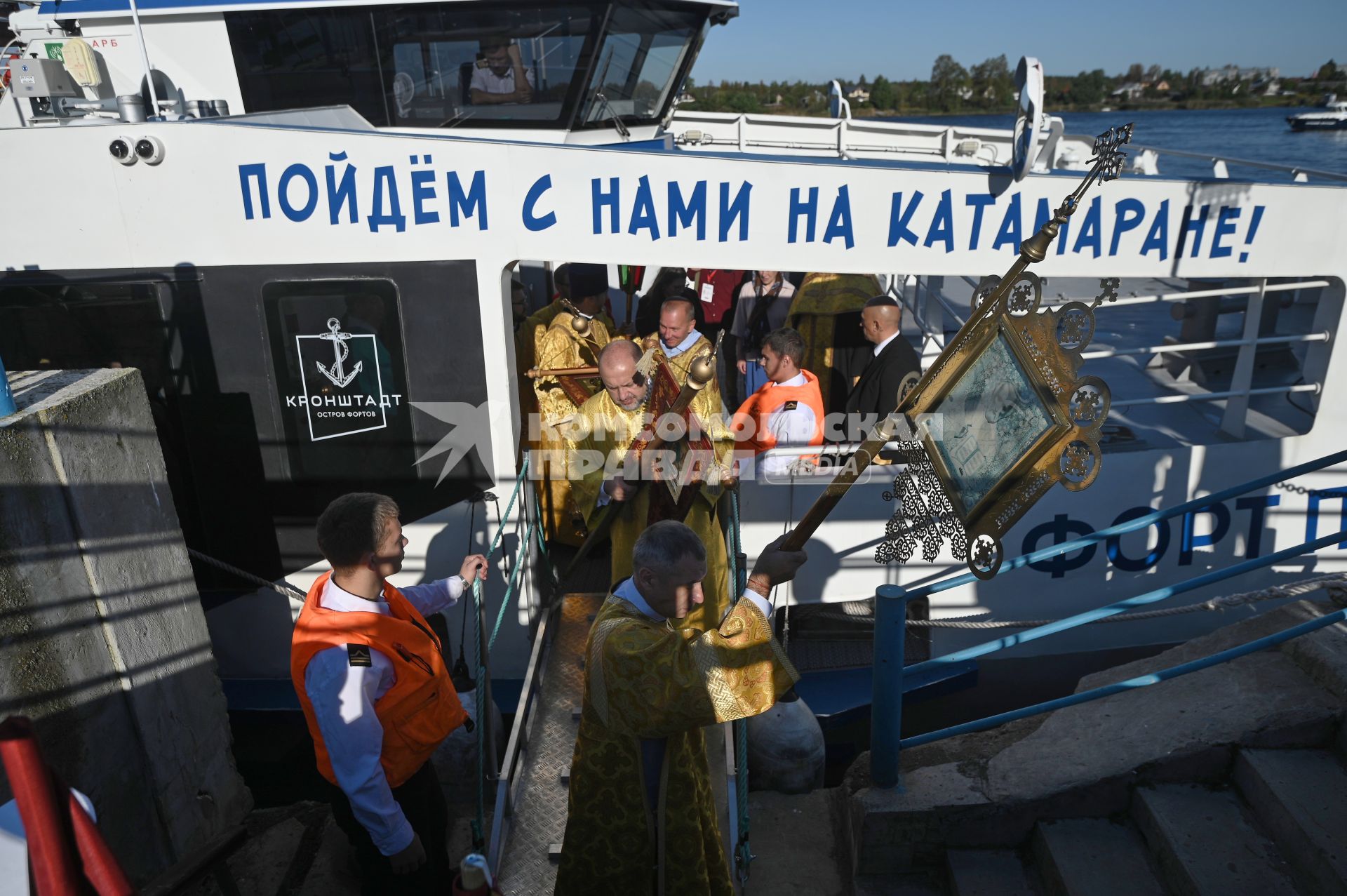 Водный крестный ход от крепости Орешек в Санкст-Петербург
