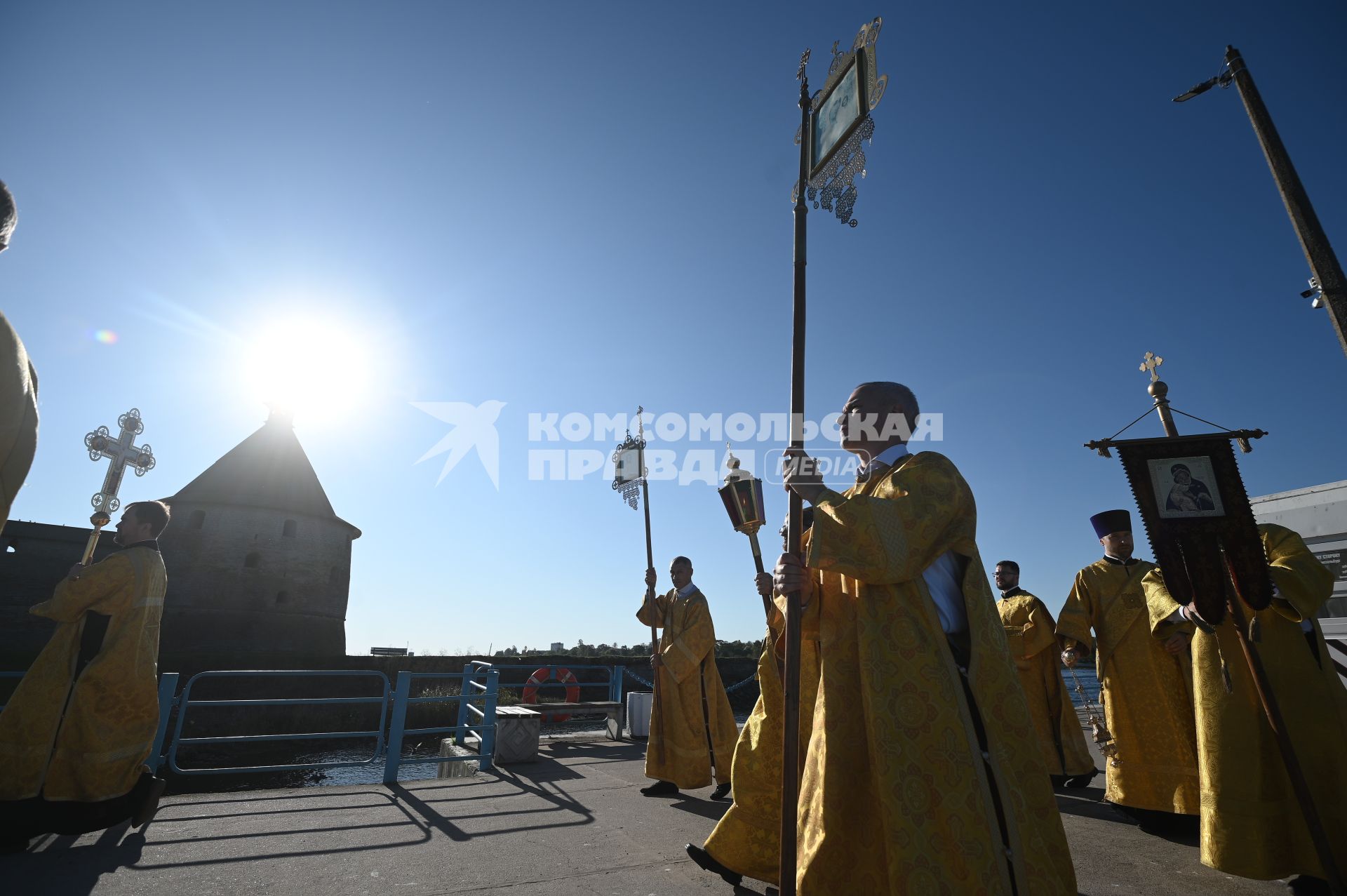 Водный крестный ход от крепости Орешек в Санкст-Петербург