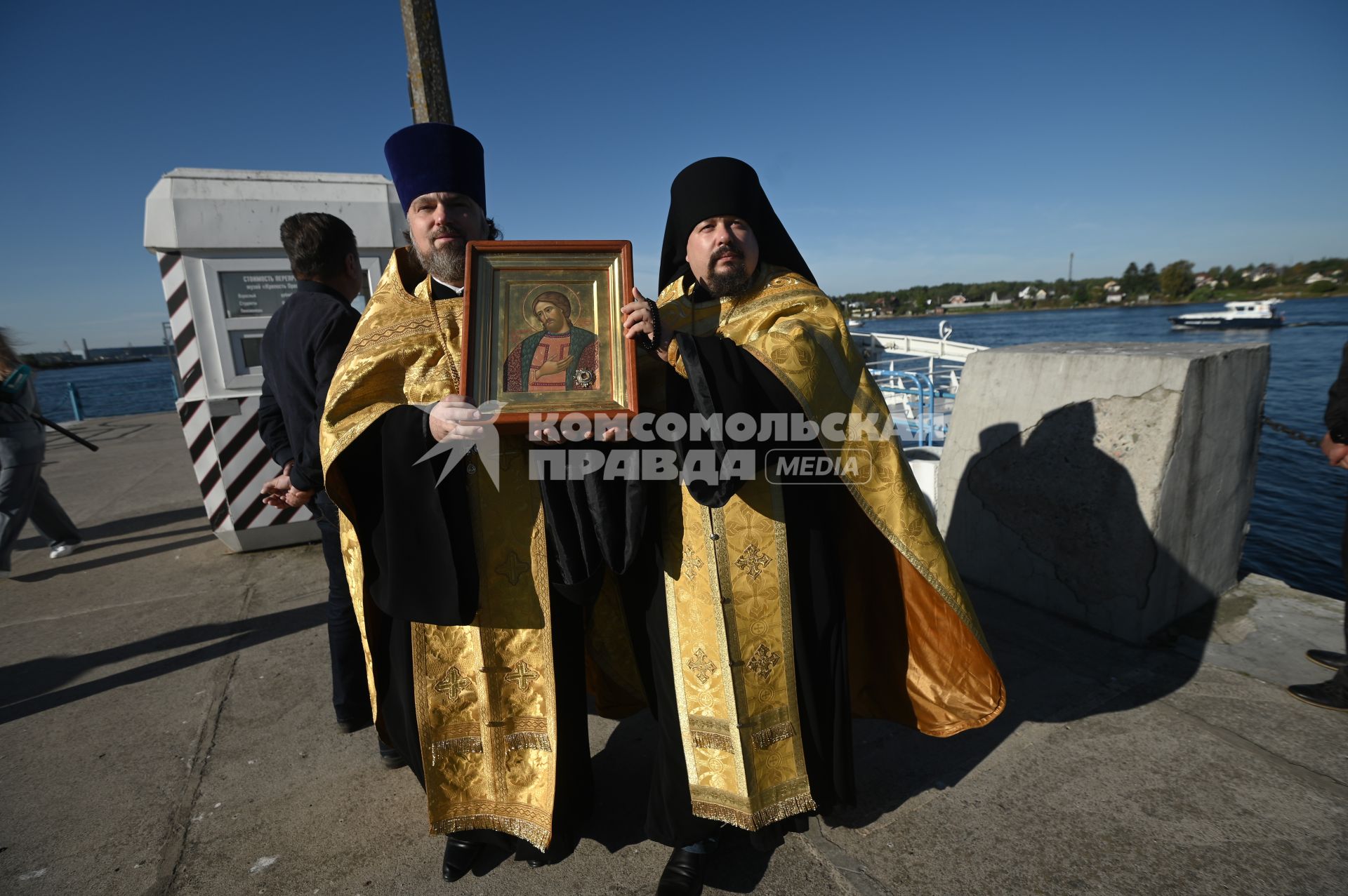 Водный крестный ход от крепости Орешек в Санкст-Петербург