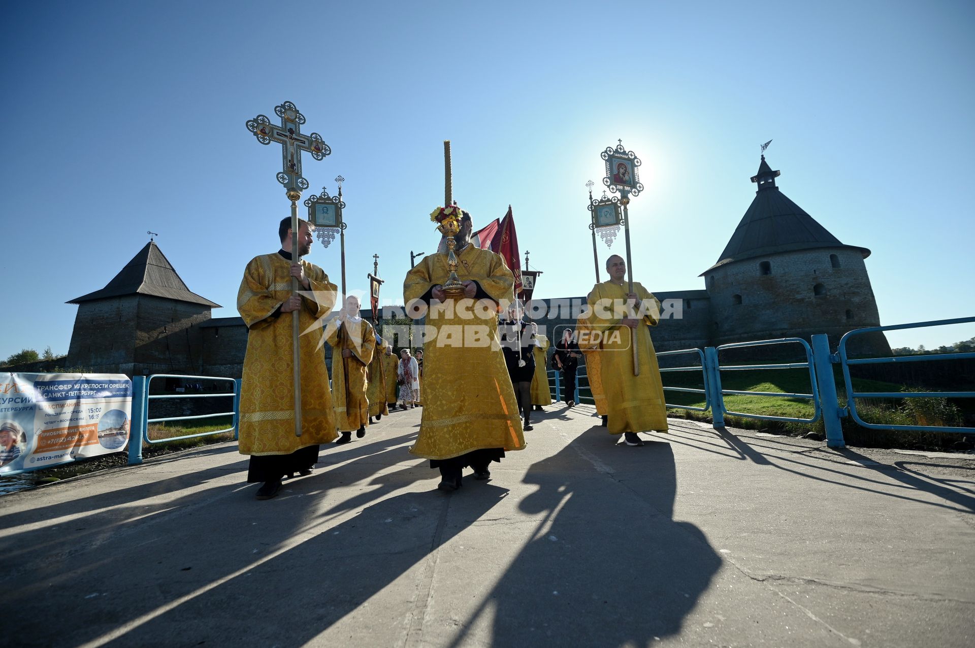 Водный крестный ход от крепости Орешек в Санкст-Петербург