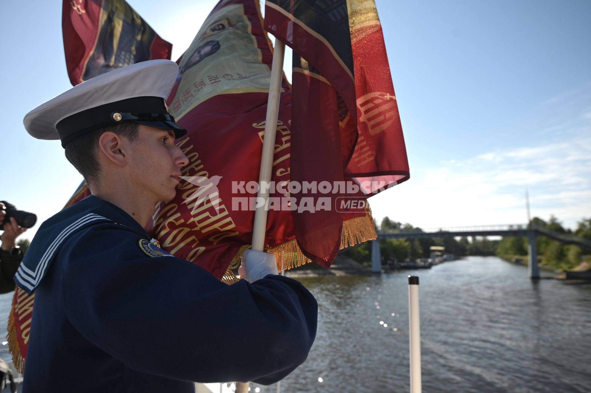 Водный крестный ход от крепости Орешек в Санкст-Петербург