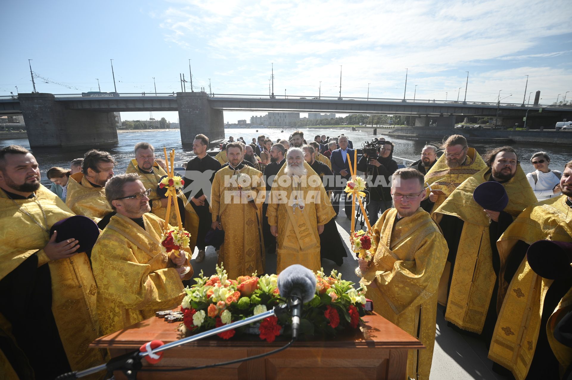 Водный крестный ход от крепости Орешек в Санкст-Петербург