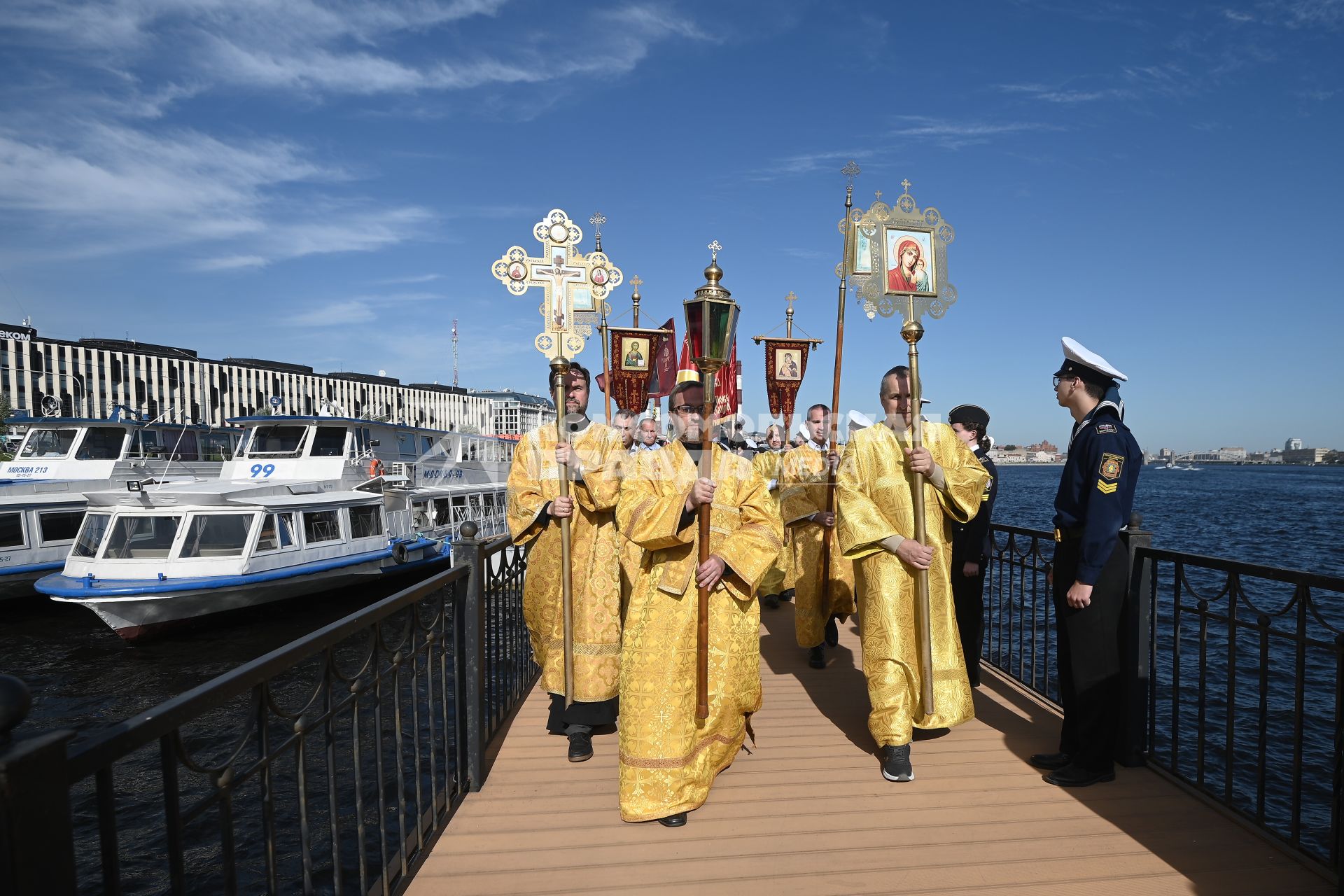 Водный крестный ход от крепости Орешек в Санкст-Петербург