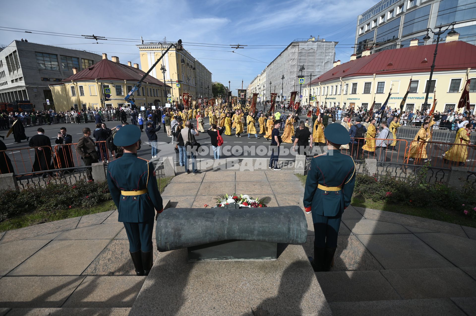 Водный крестный ход от крепости Орешек в Санкст-Петербург