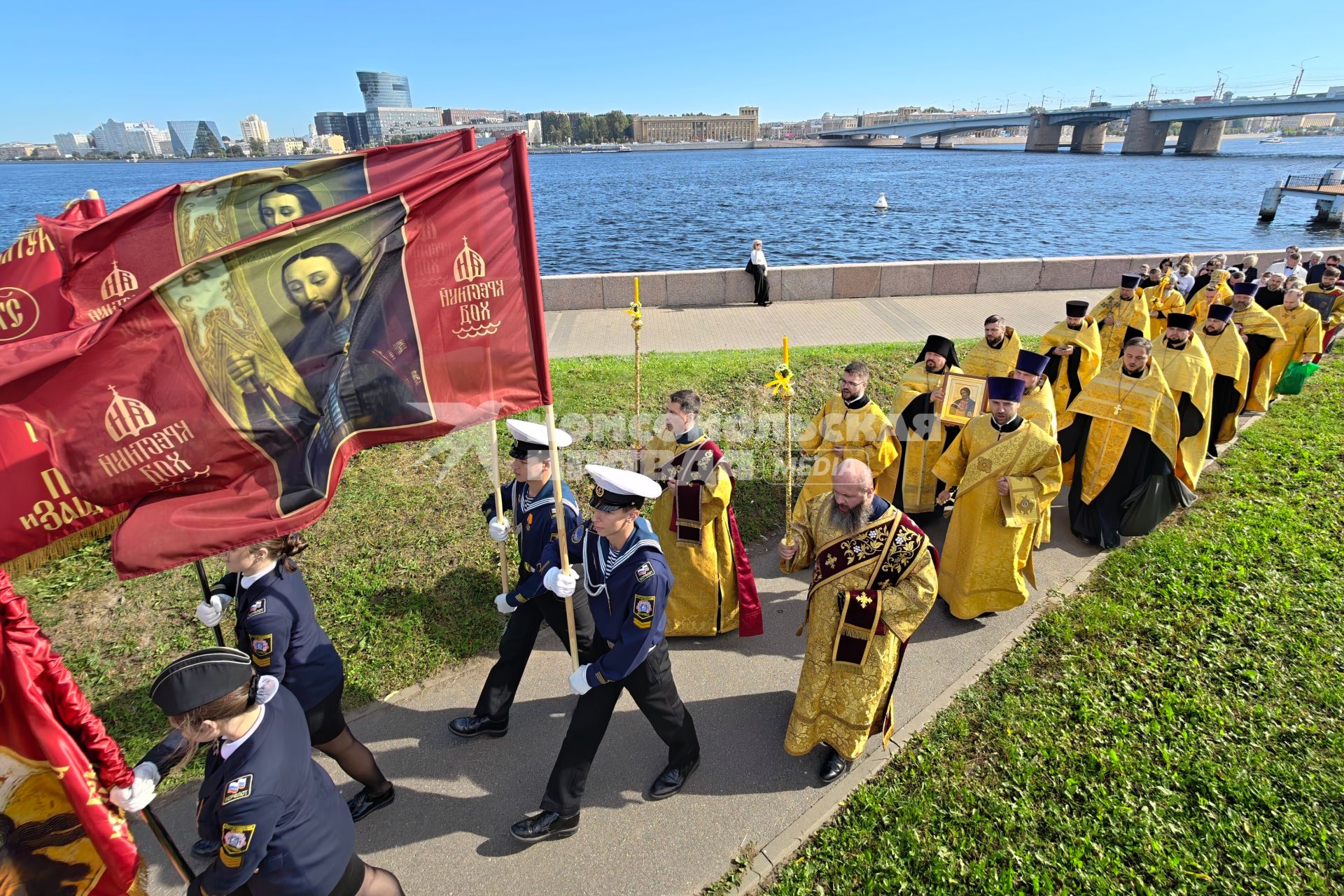 Водный крестный ход от крепости Орешек в Санкст-Петербург