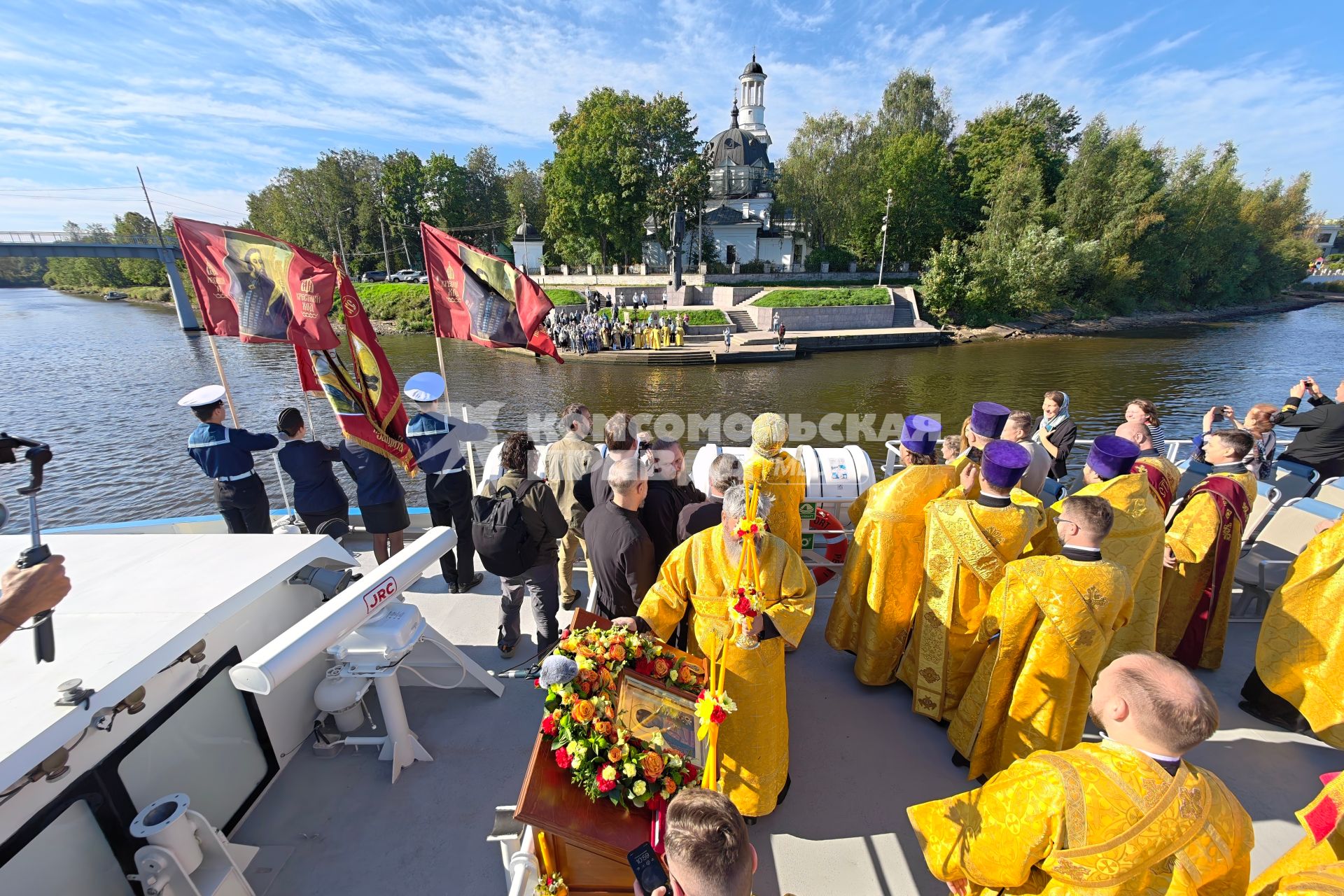Водный крестный ход от крепости Орешек в Санкст-Петербург
