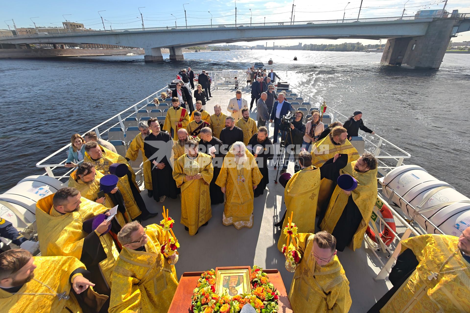 Водный крестный ход от крепости Орешек в Санкст-Петербург