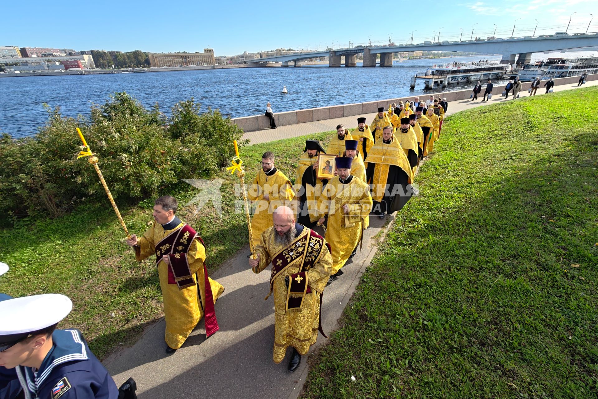 Водный крестный ход от крепости Орешек в Санкст-Петербург