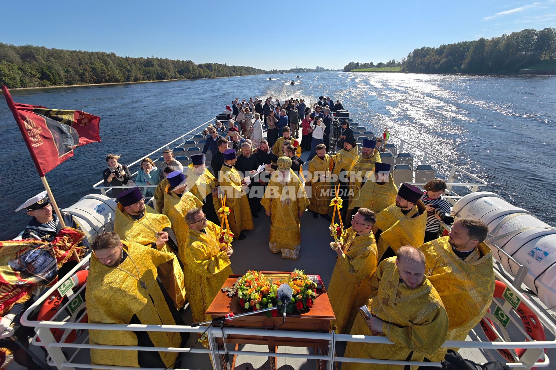 Водный крестный ход от крепости Орешек в Санкст-Петербург