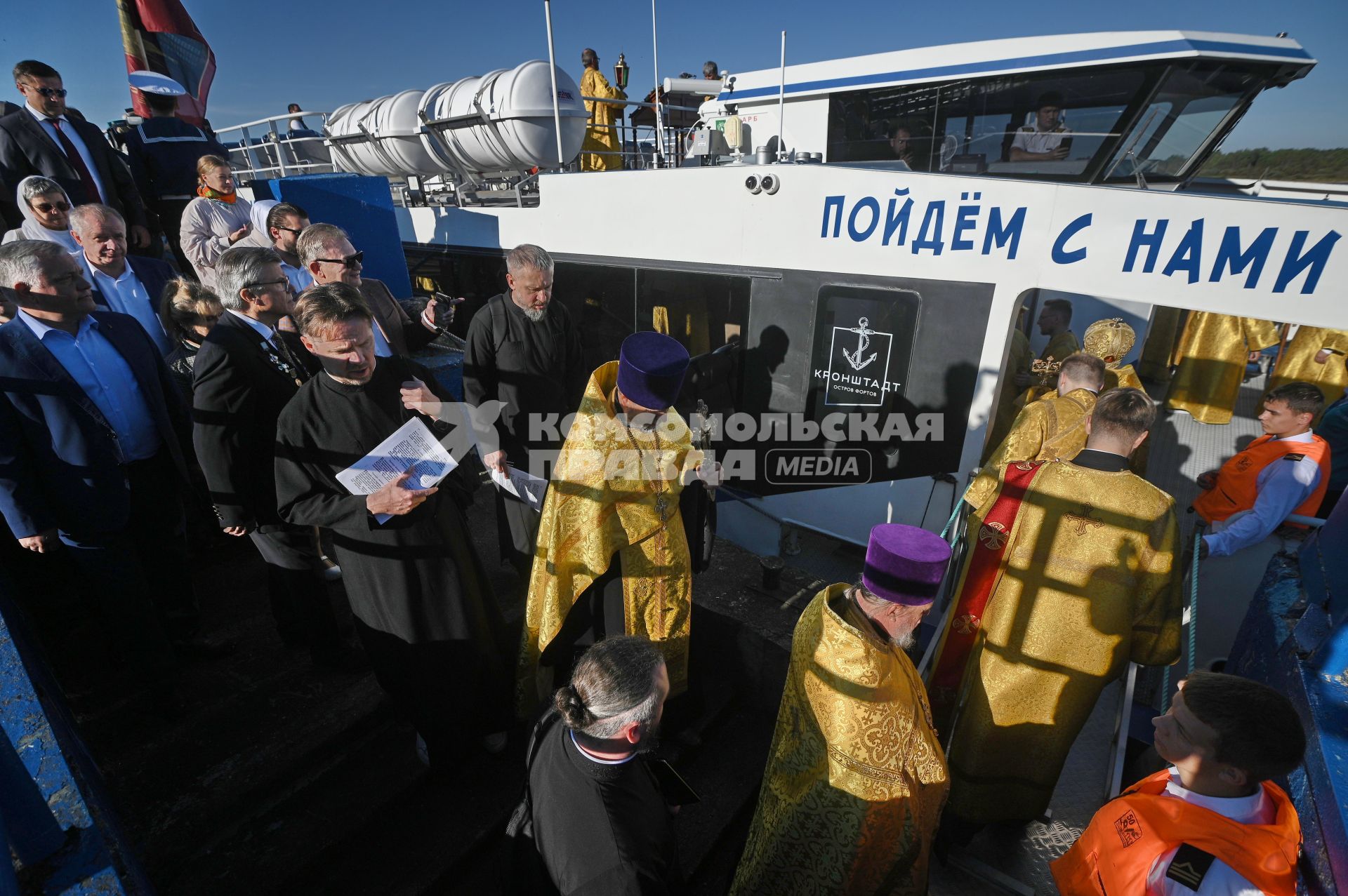 Водный крестный ход от крепости Орешек в Санкст-Петербург