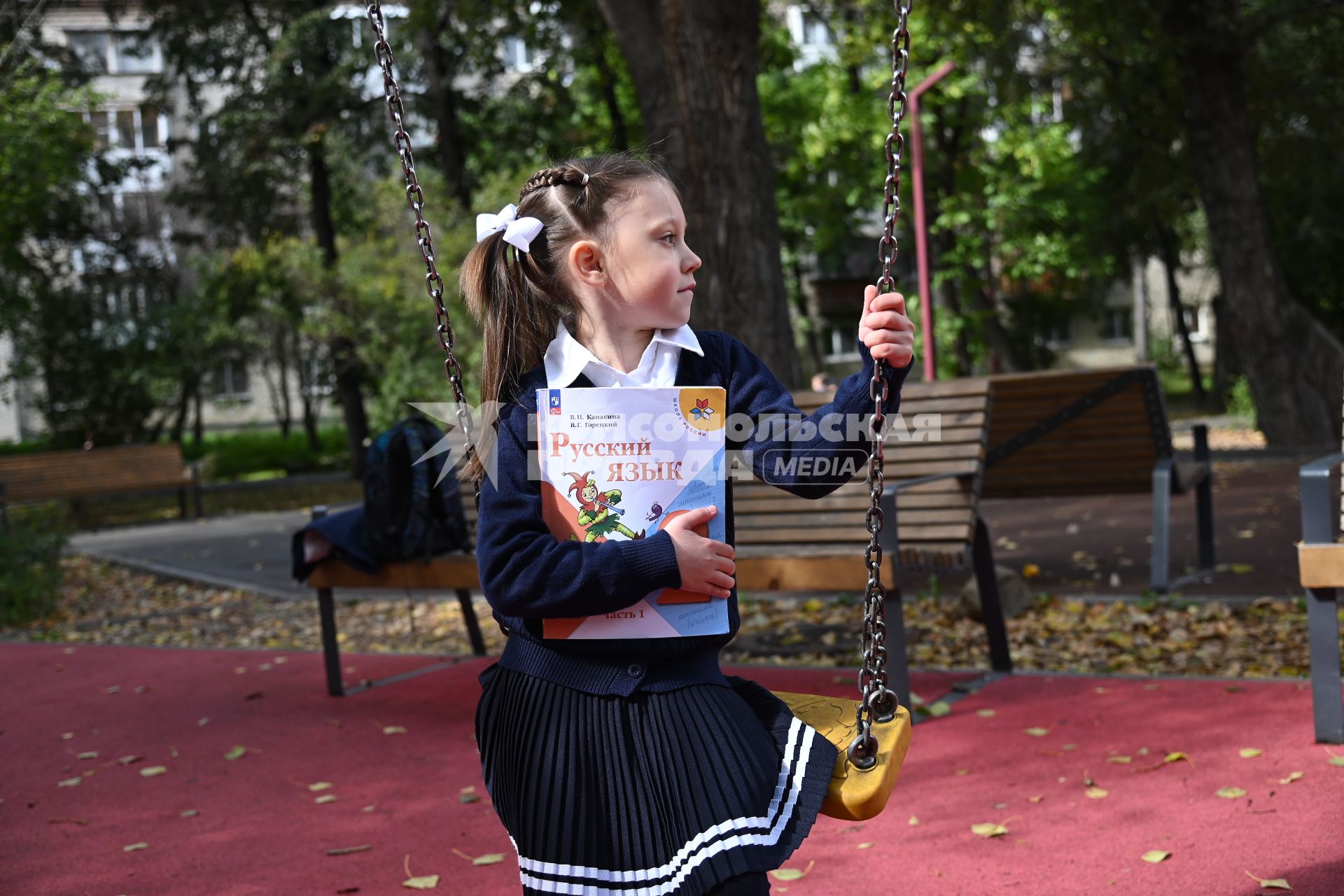Девочка идет в школу