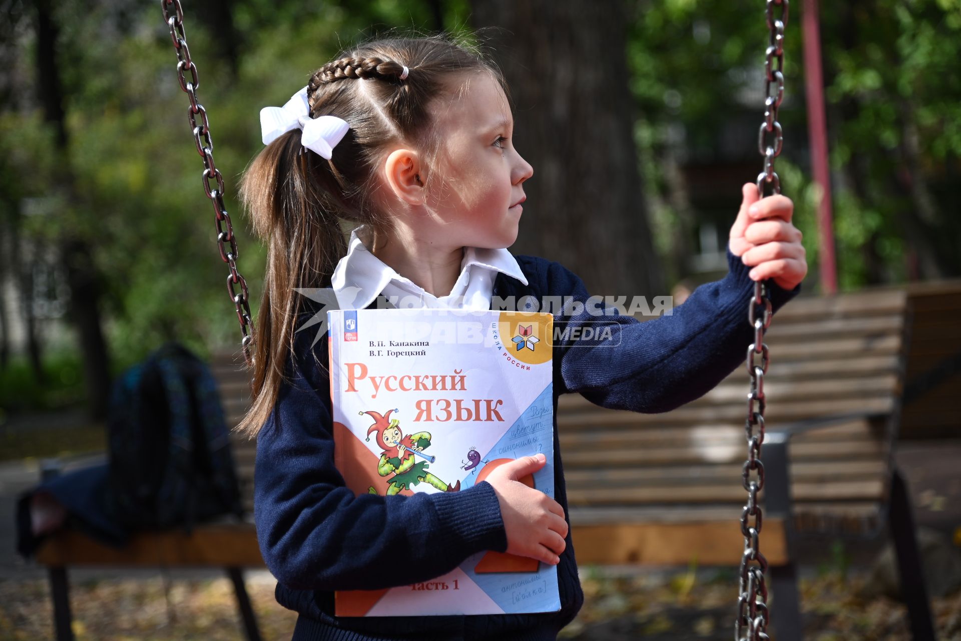 Девочка идет в школу