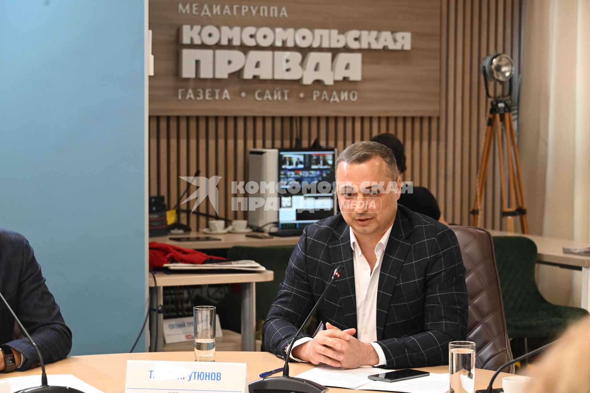 Круглый стол на тему Международное муниципальное сотрудничество стран БРИКС\" в редакции \"Комсомольской правды\"
