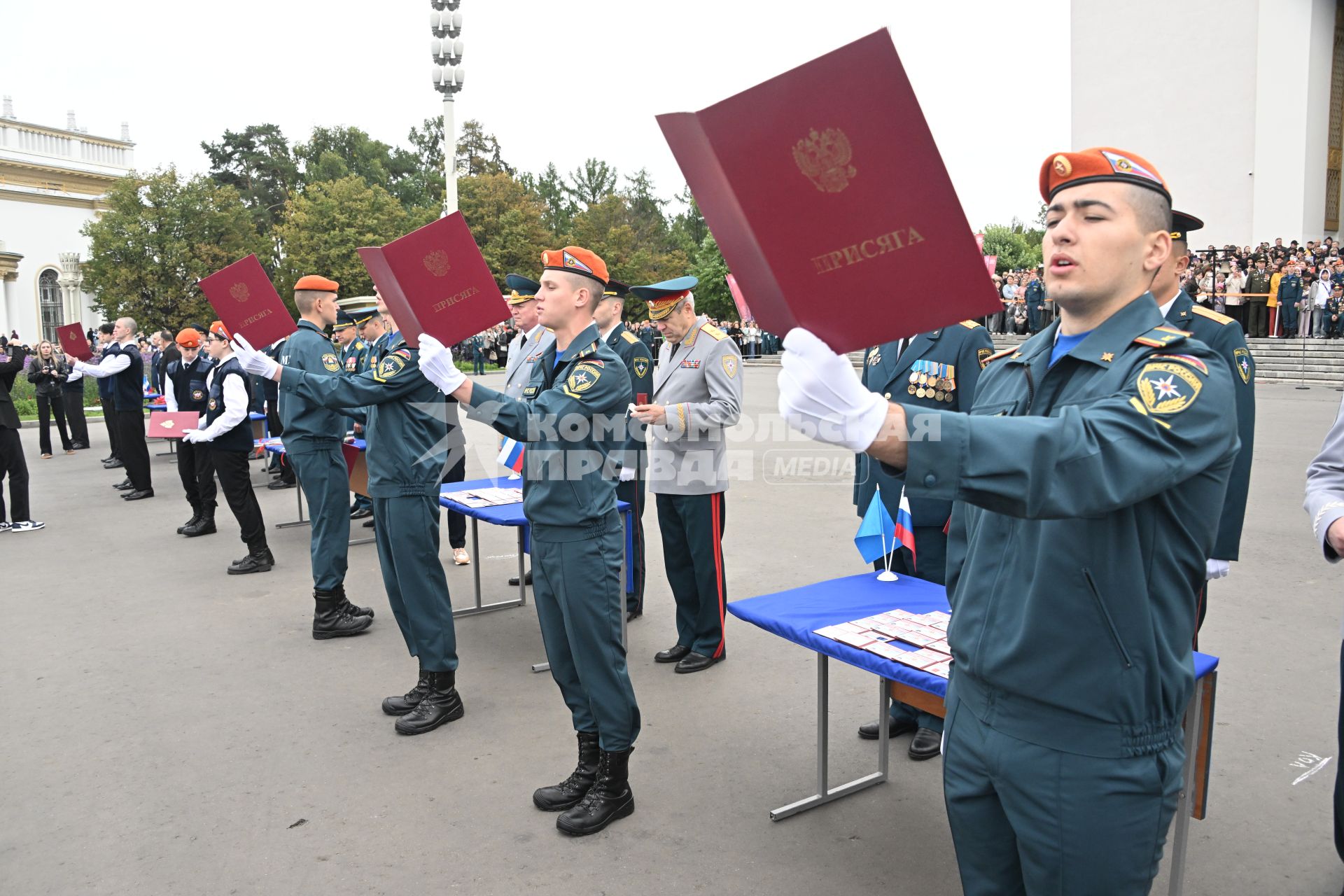 Церемония принятия присяги курсантами Академии Государственной противопожарной службы МЧС России на ВДНХ