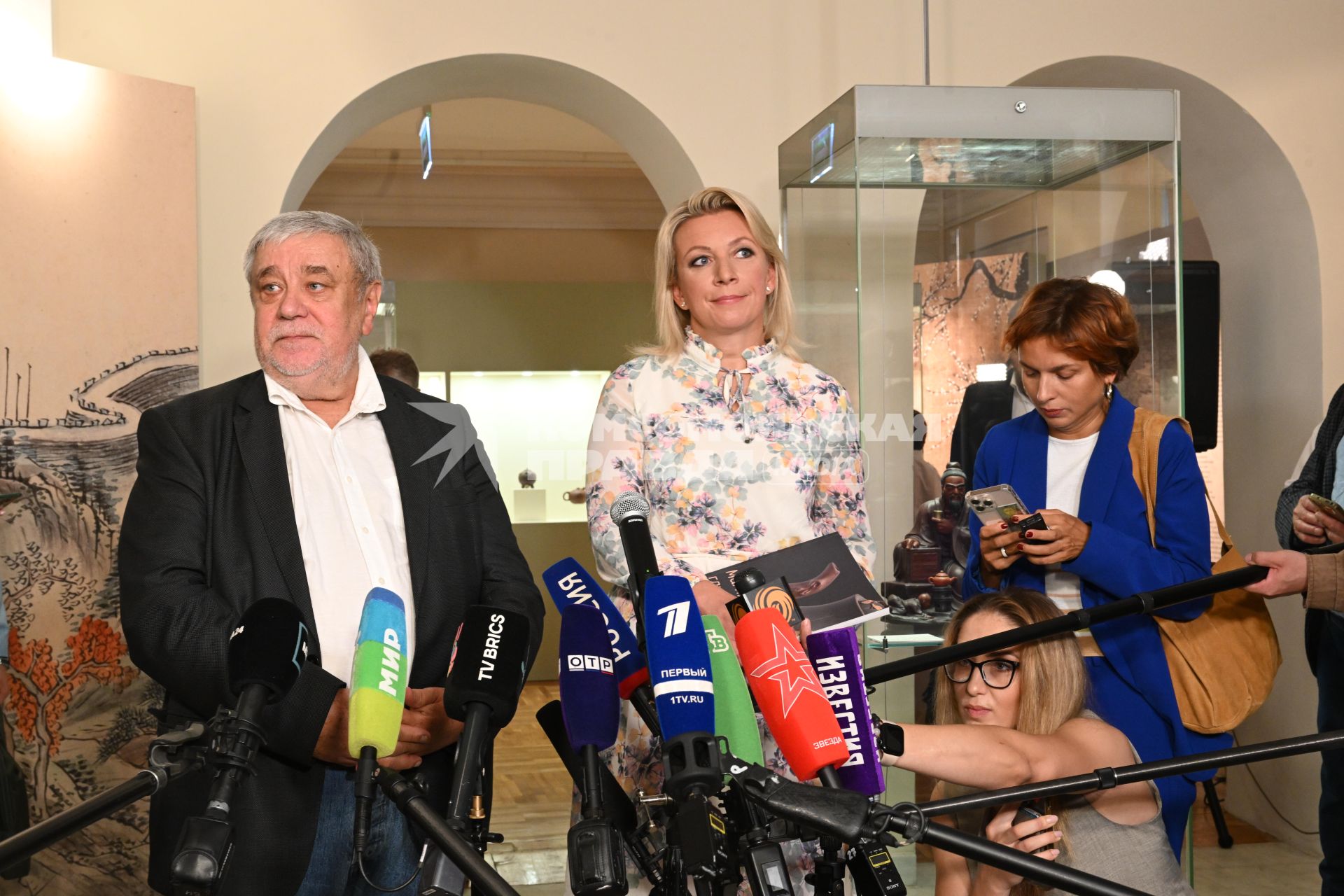 Официальный представитель МИД РФ Мария Захарова представила в Музее Востока собственную коллекцию китайских чайников