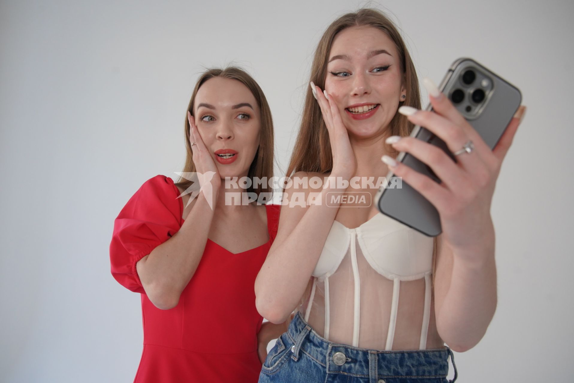 Девушки делают селфи
