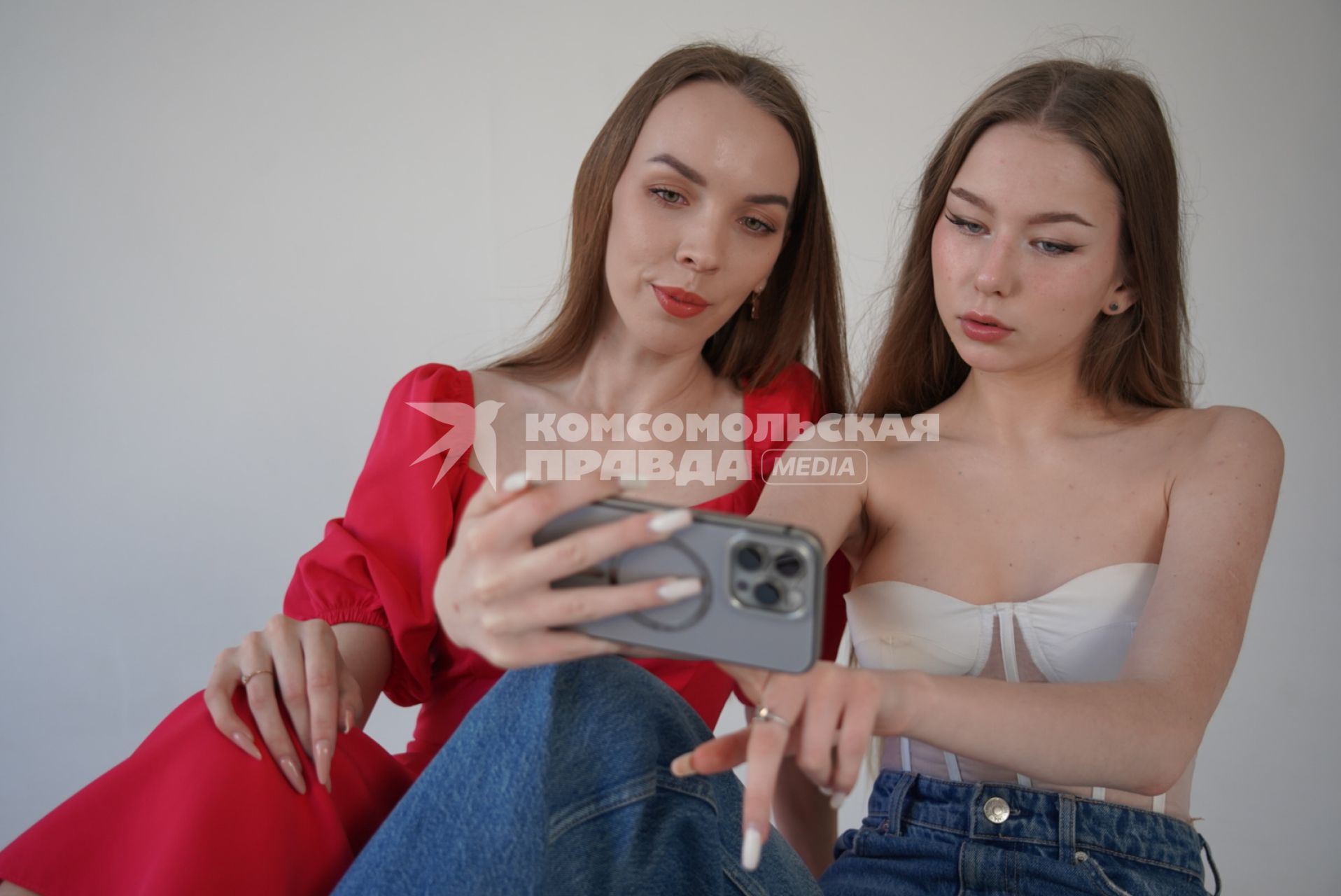 Девушки делают селфи