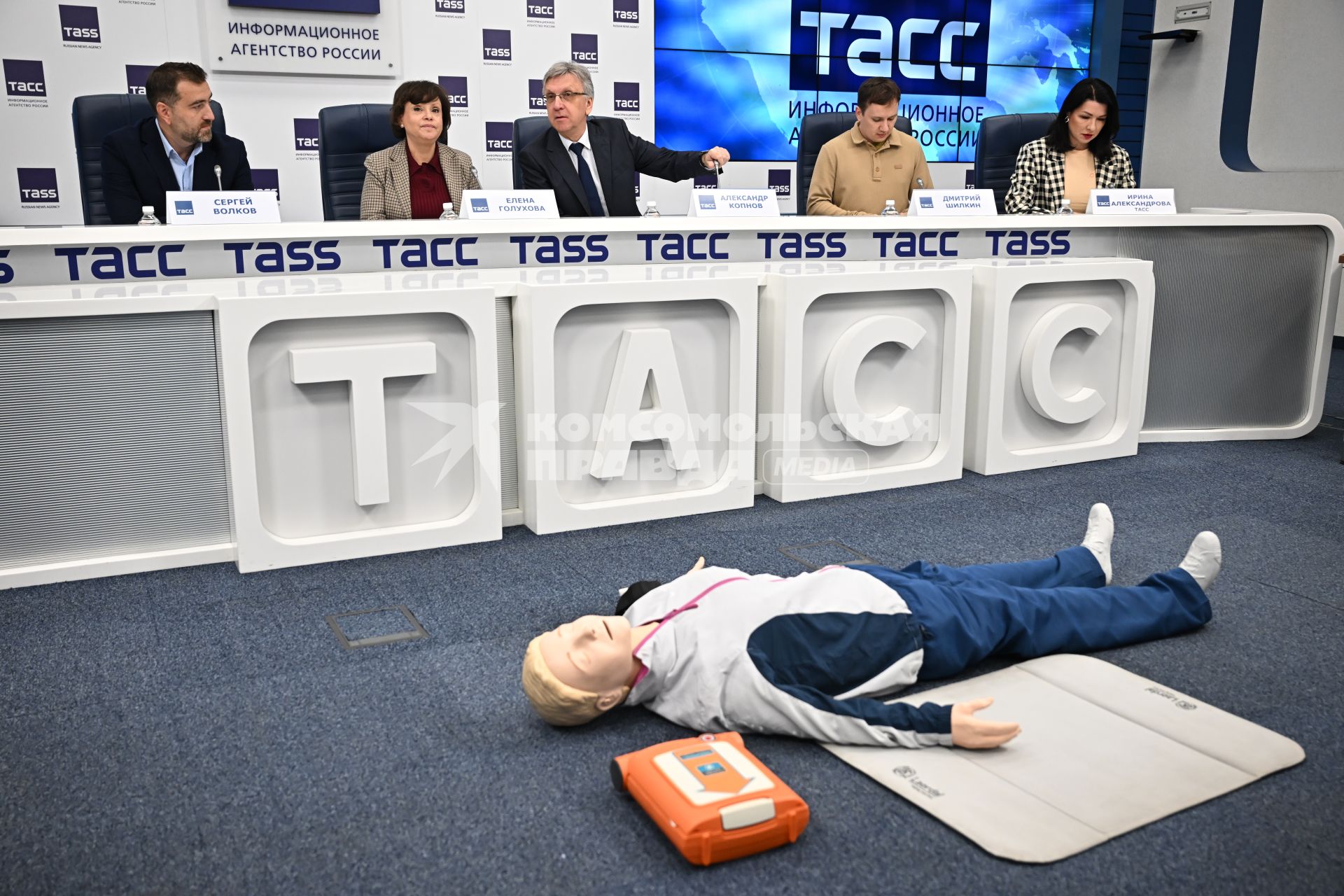Врачи Бакулевского центра провели мастер-класс основ реанимации с журналистами ТАСС