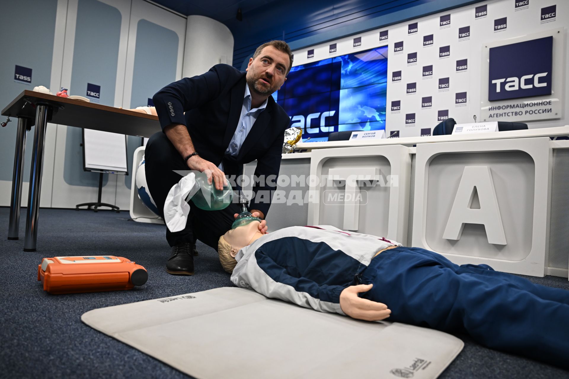 Врачи Бакулевского центра провели мастер-класс основ реанимации с журналистами ТАСС