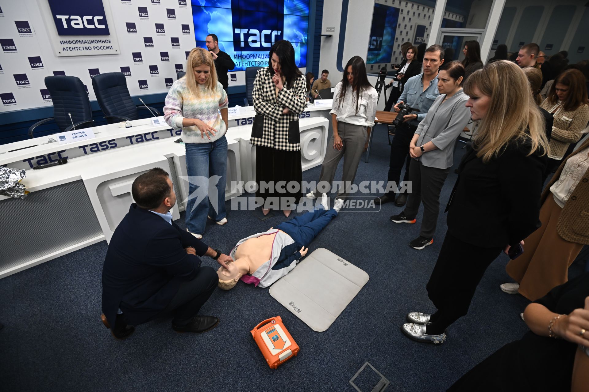 Врачи Бакулевского центра провели мастер-класс основ реанимации с журналистами ТАСС