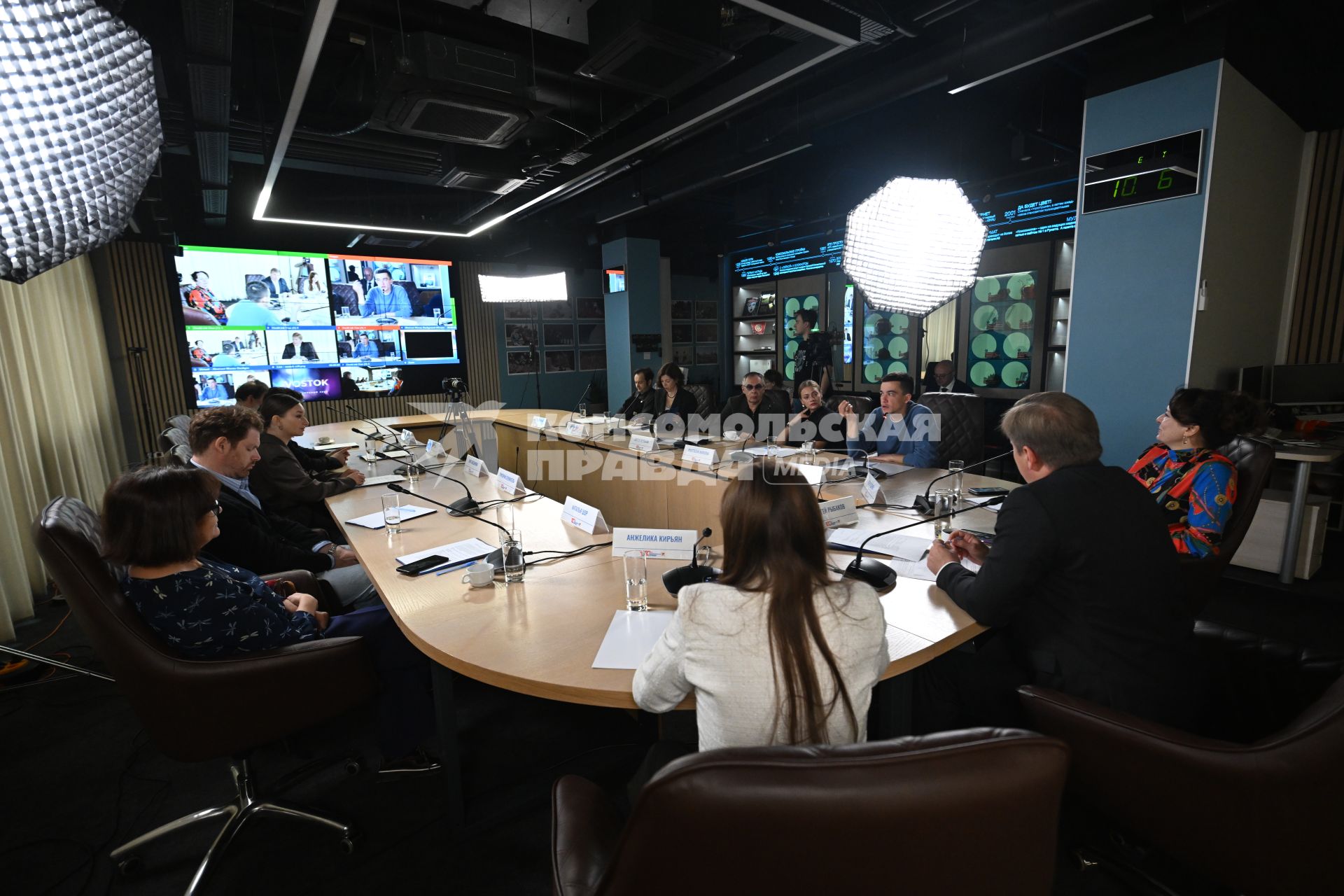 Круглый стол на тему: \"Современная проза: от текста к театральной постановке\" в редакции КП