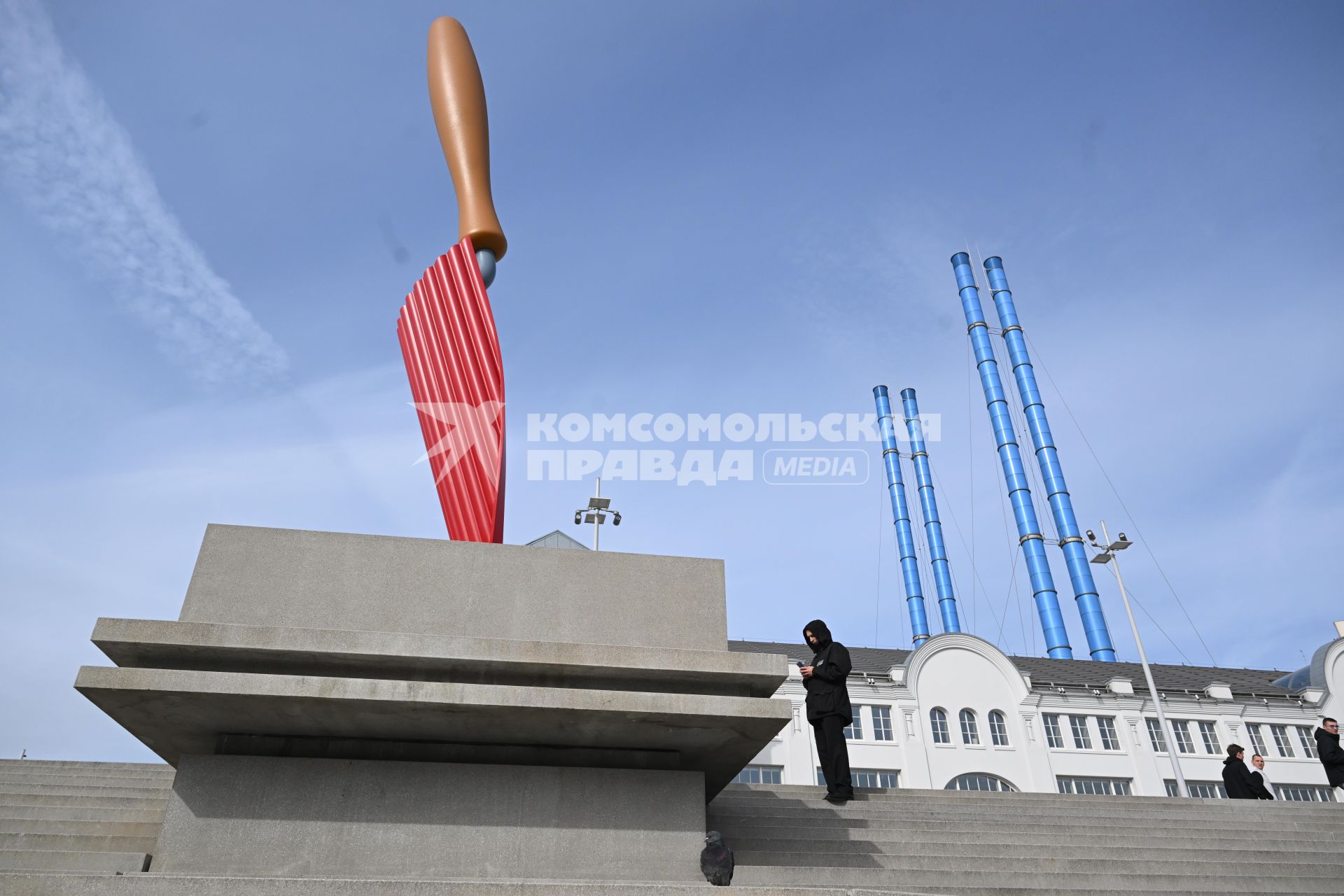 Скульптура Садовая лопатка\" на Болотной набережной