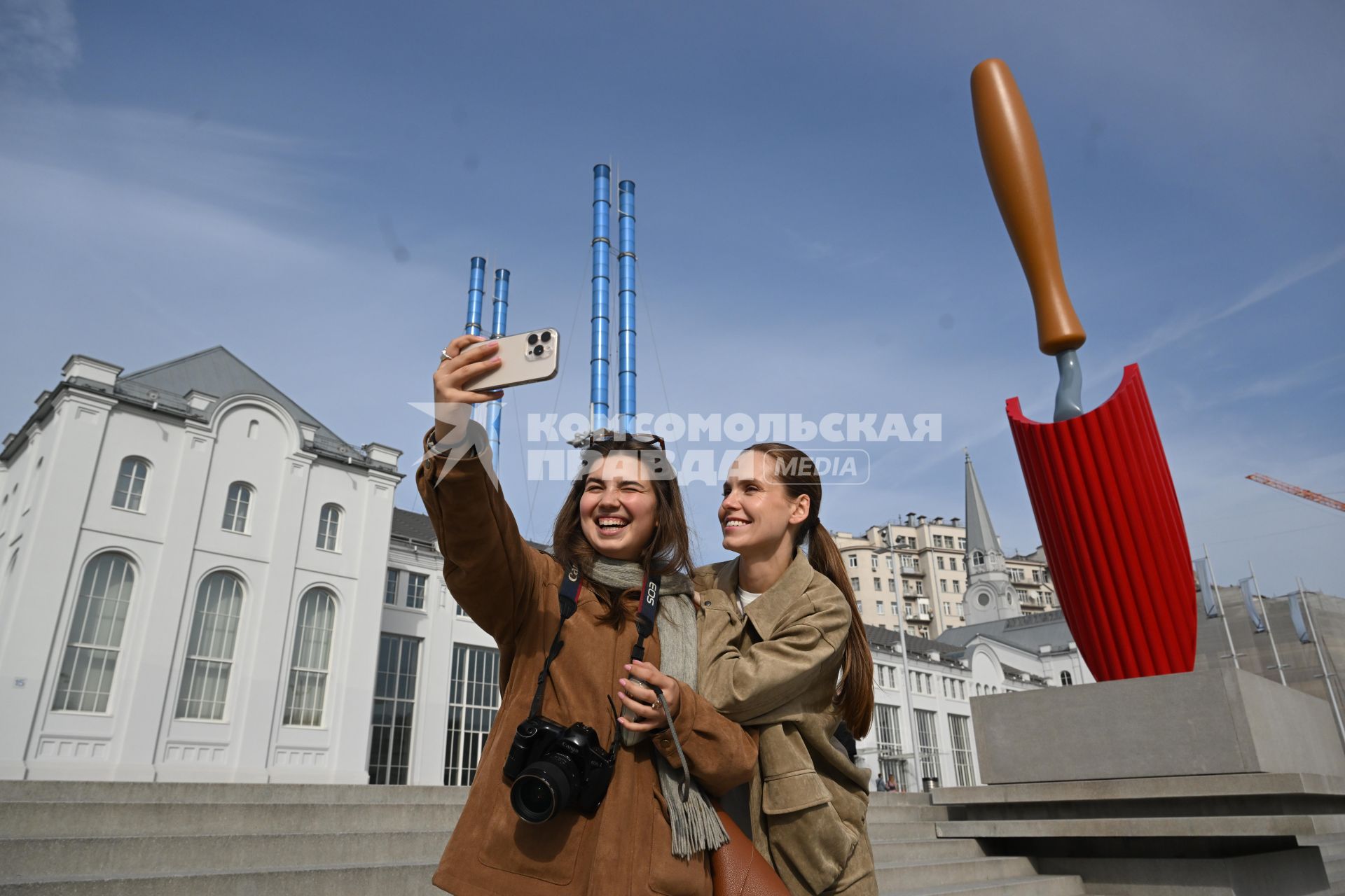 Скульптура Садовая лопатка\" на Болотной набережной