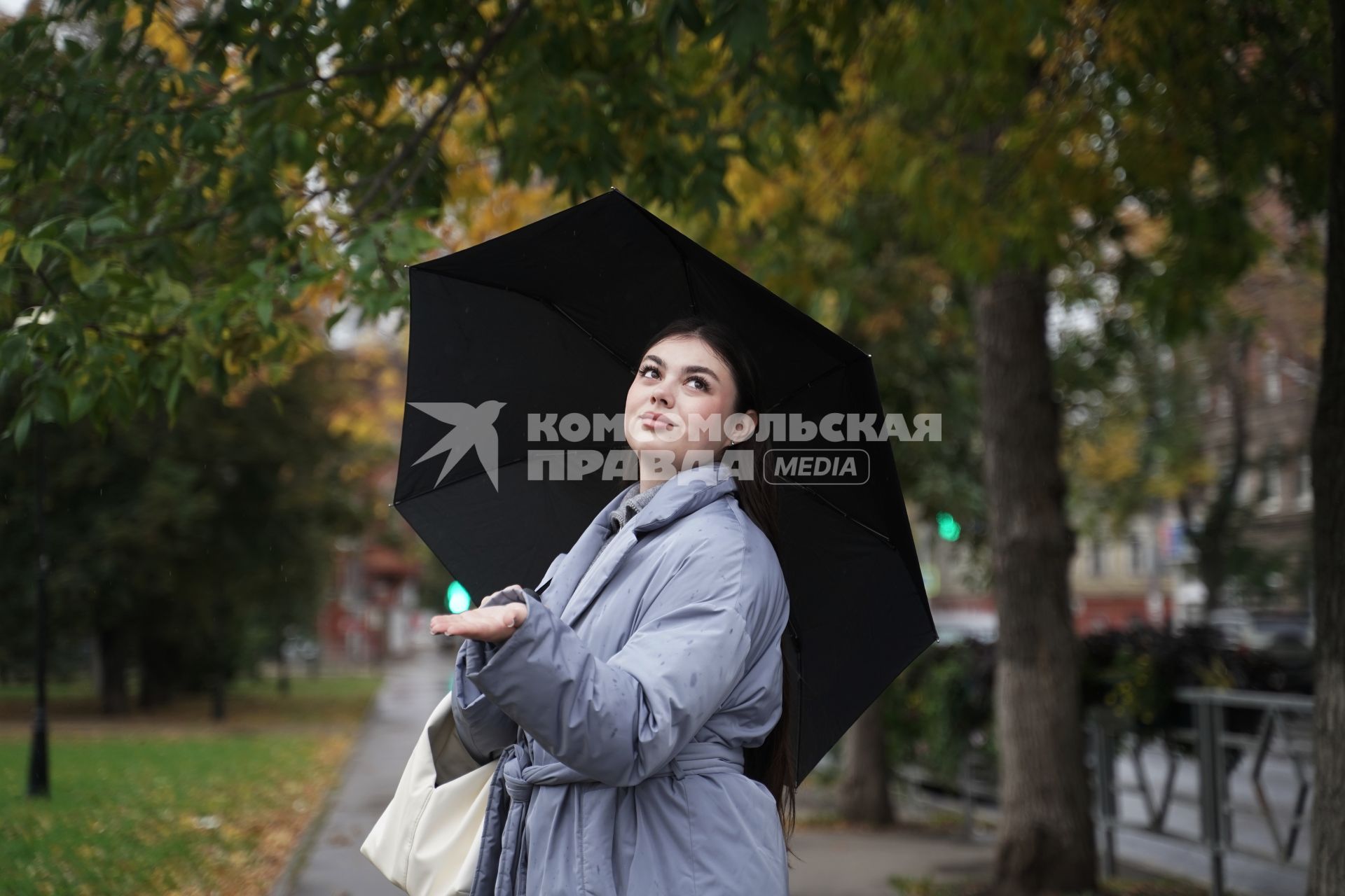 Девушка с зонтом