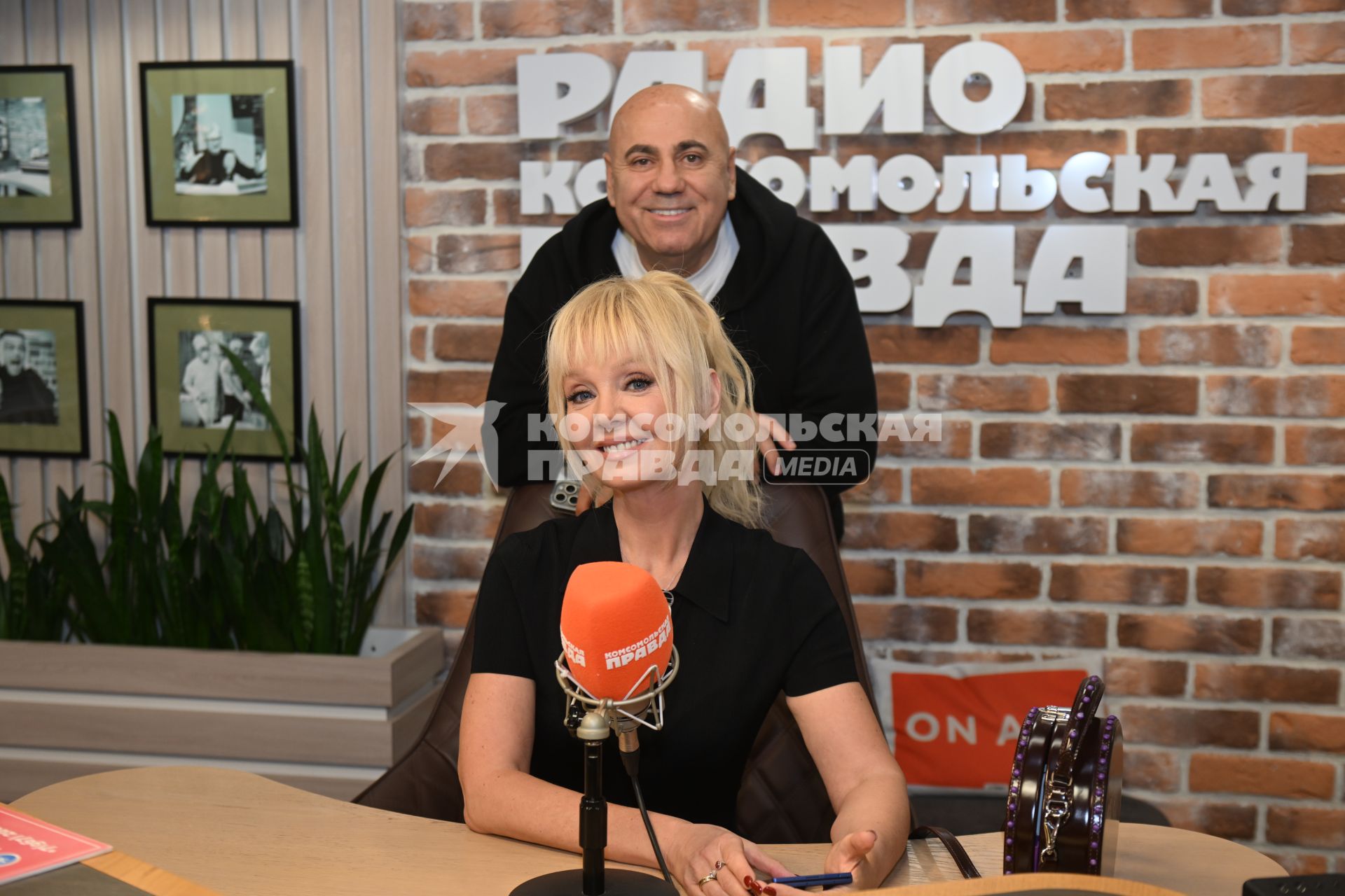 Валерия  и продюсер Иосиф Пригожин в редакции  Комсомольская правда\"