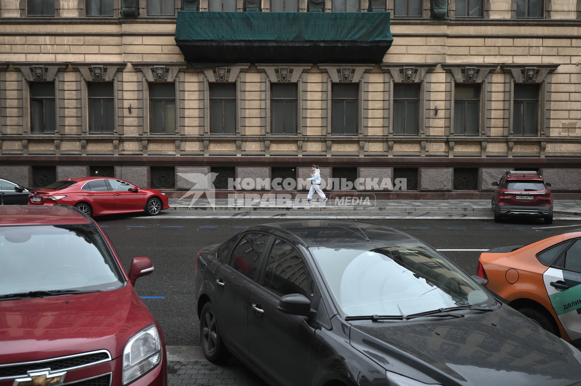 Новые тарифы на платную парковку начали действовать в Петербурге