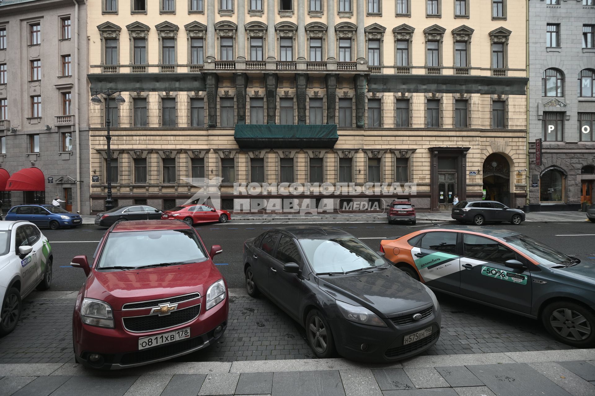 Новые тарифы на платную парковку начали действовать в Петербурге