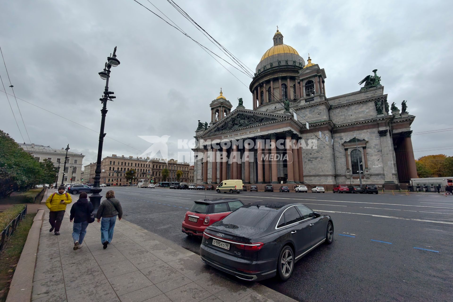 Новые тарифы на платную парковку начали действовать в Петербурге