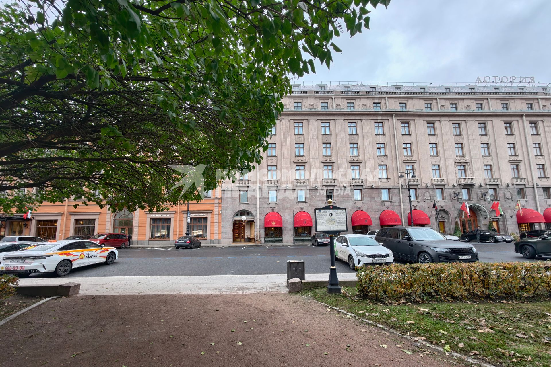 Новые тарифы на платную парковку начали действовать в Петербурге